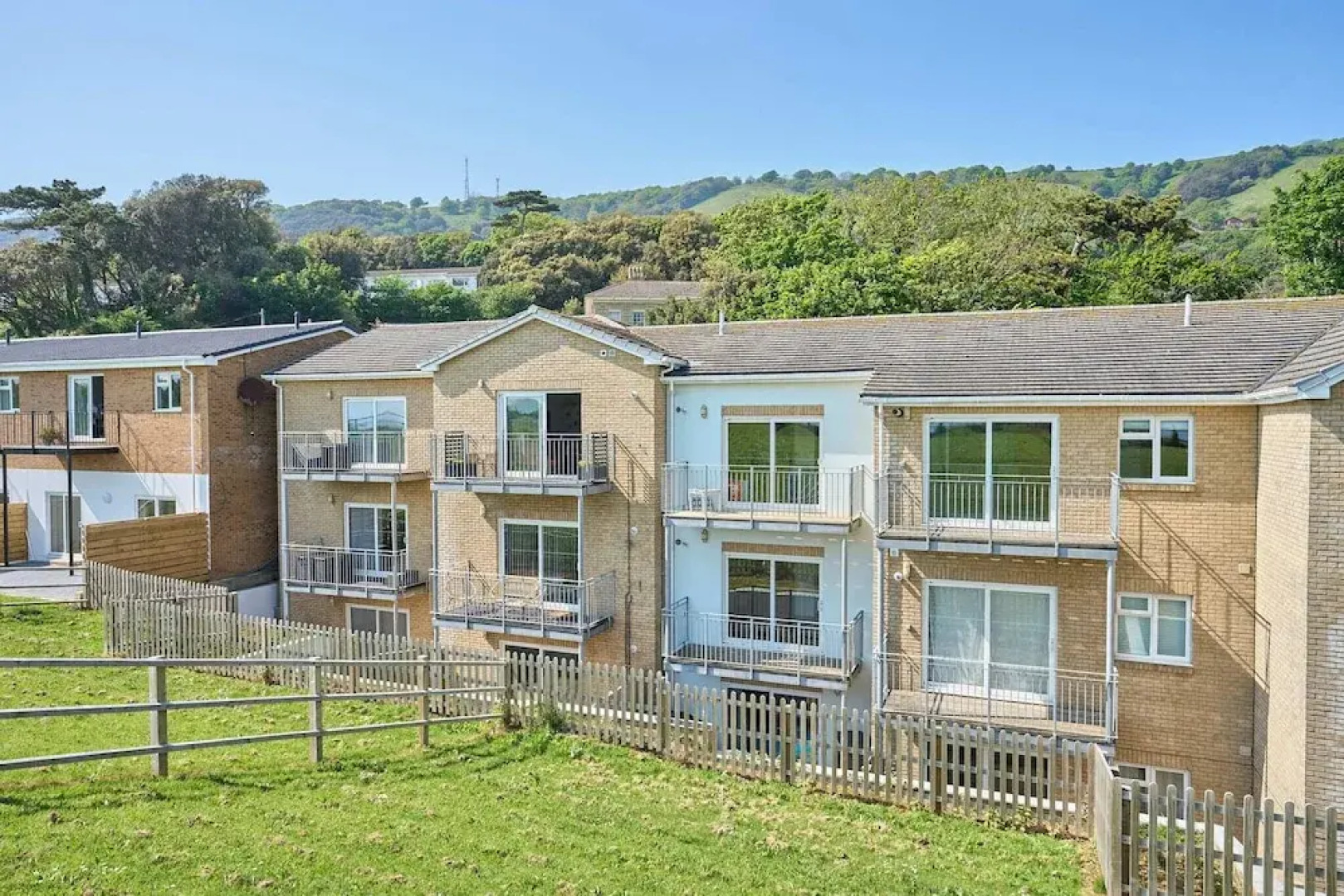 Spacious One Bed Apt With Scenic Views