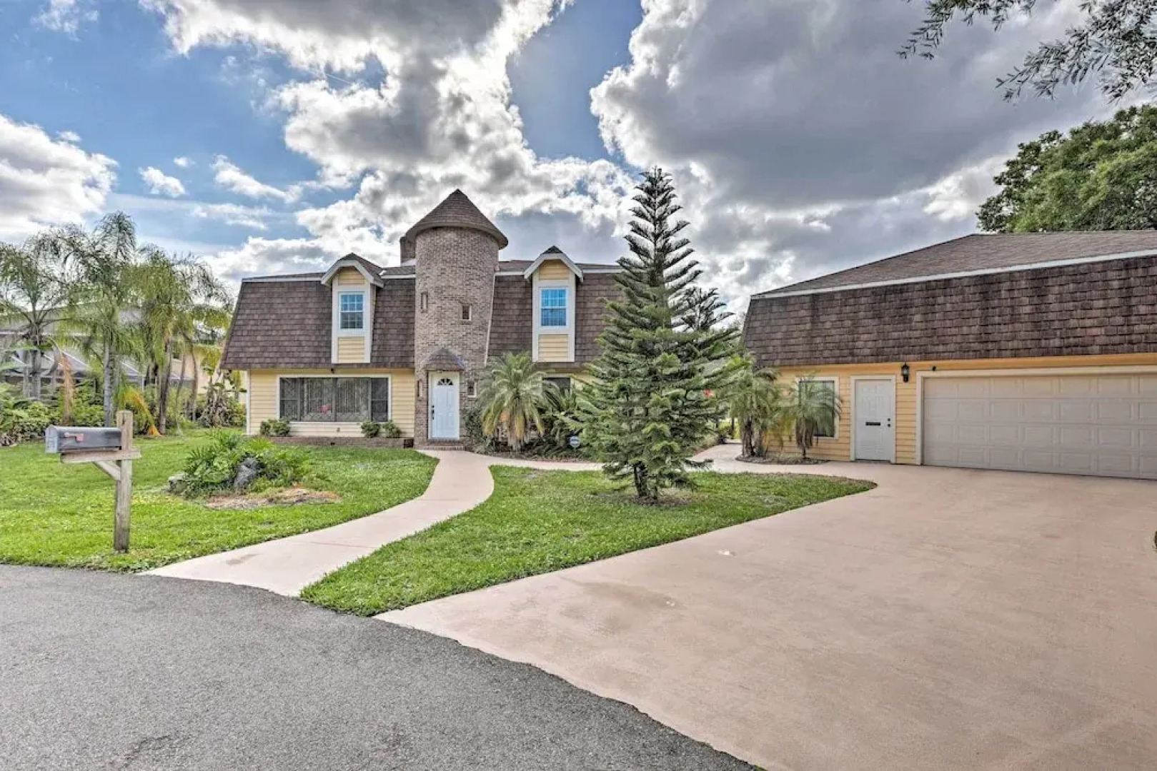 The Aviator's Dream: Pool, Spa & Private Runway!