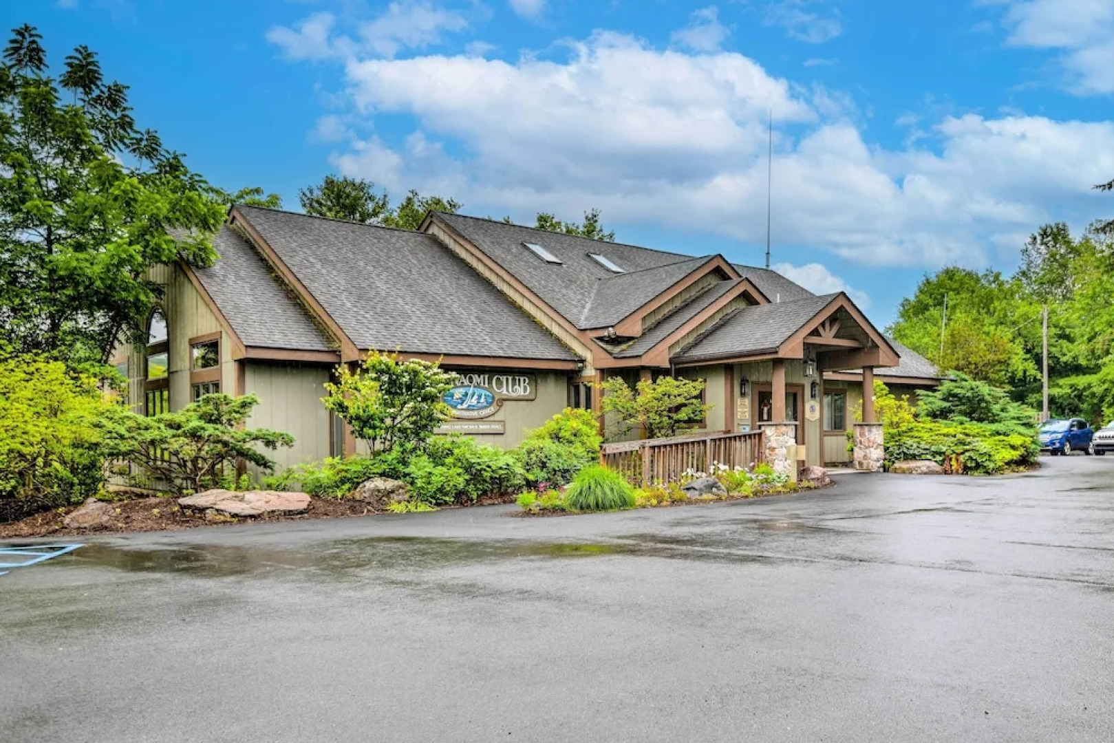 Walk to Beach: Beautiful Lake Naomi Retreat!