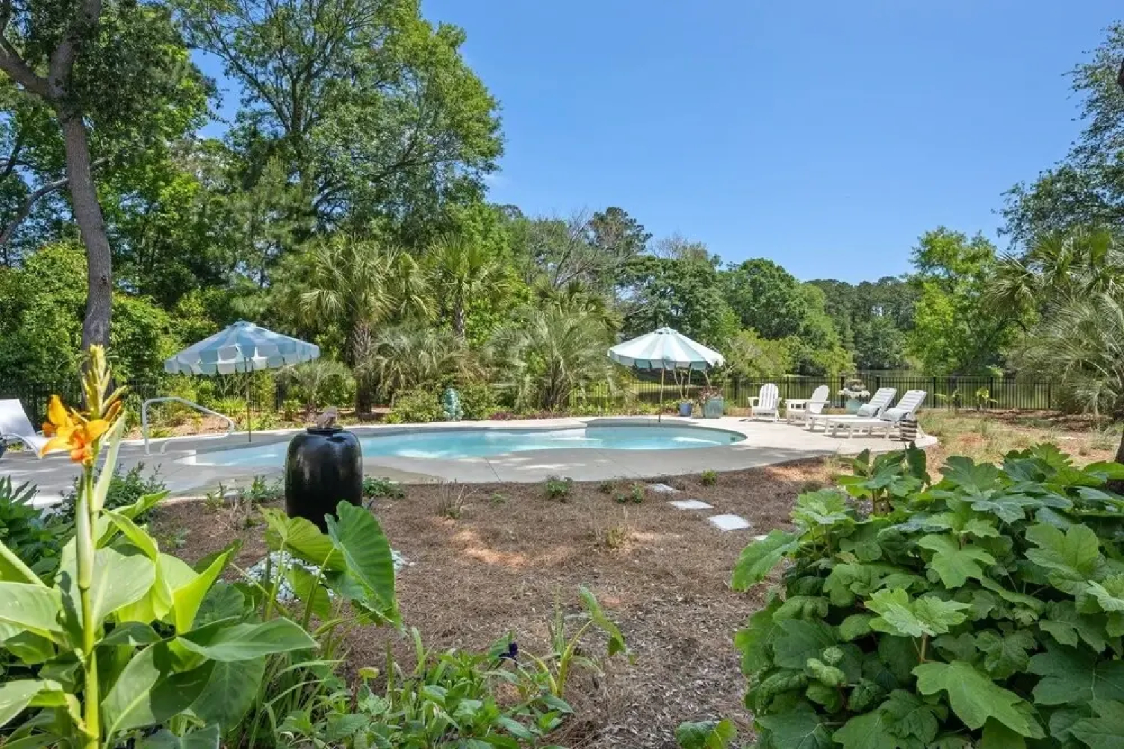 4 bedroom, 4.5 bath overlooking the pond, private pool! The White House 4 Home