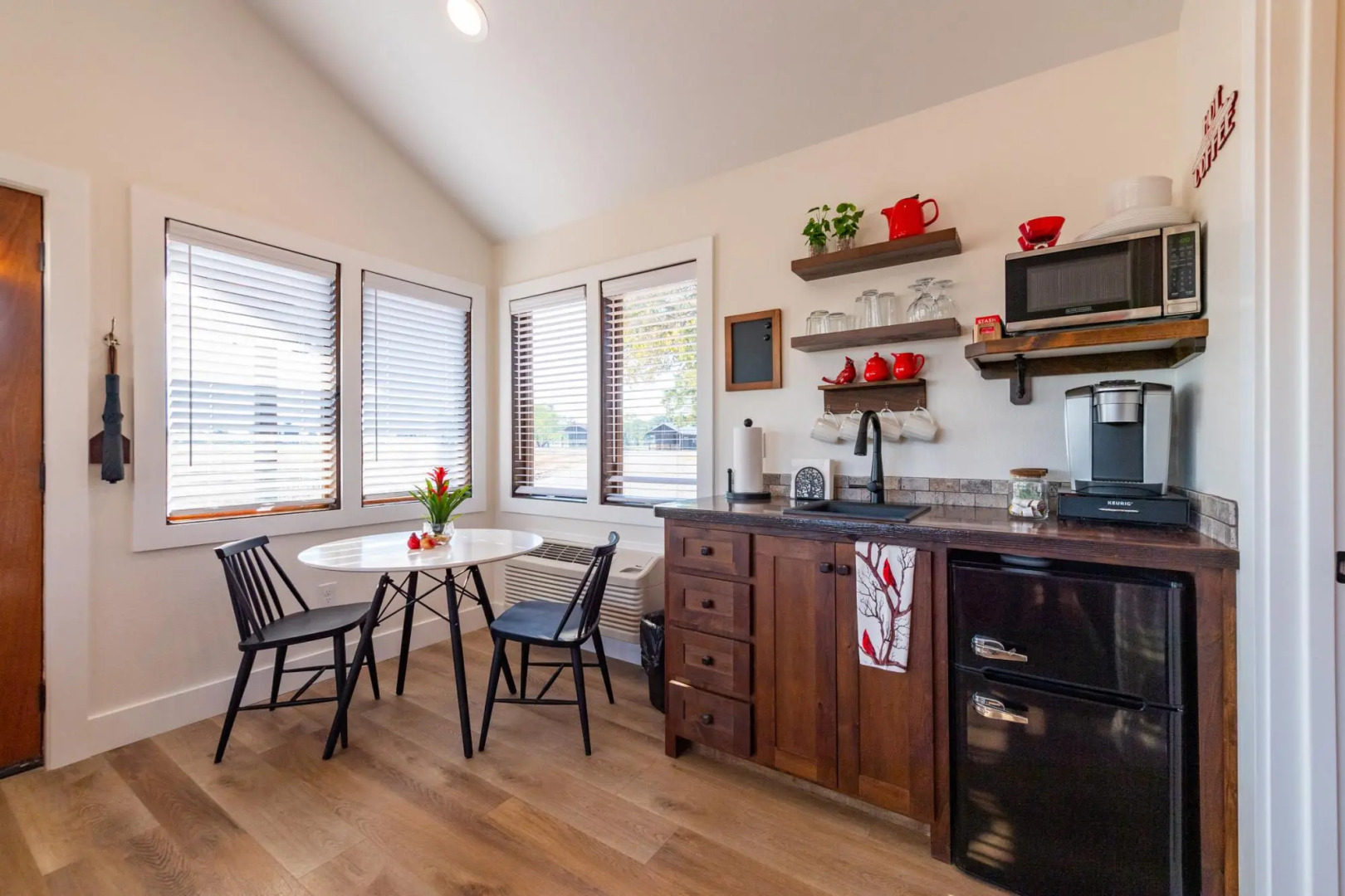 The Cardinal Cabin 15MIN to Magnolia & Baylor