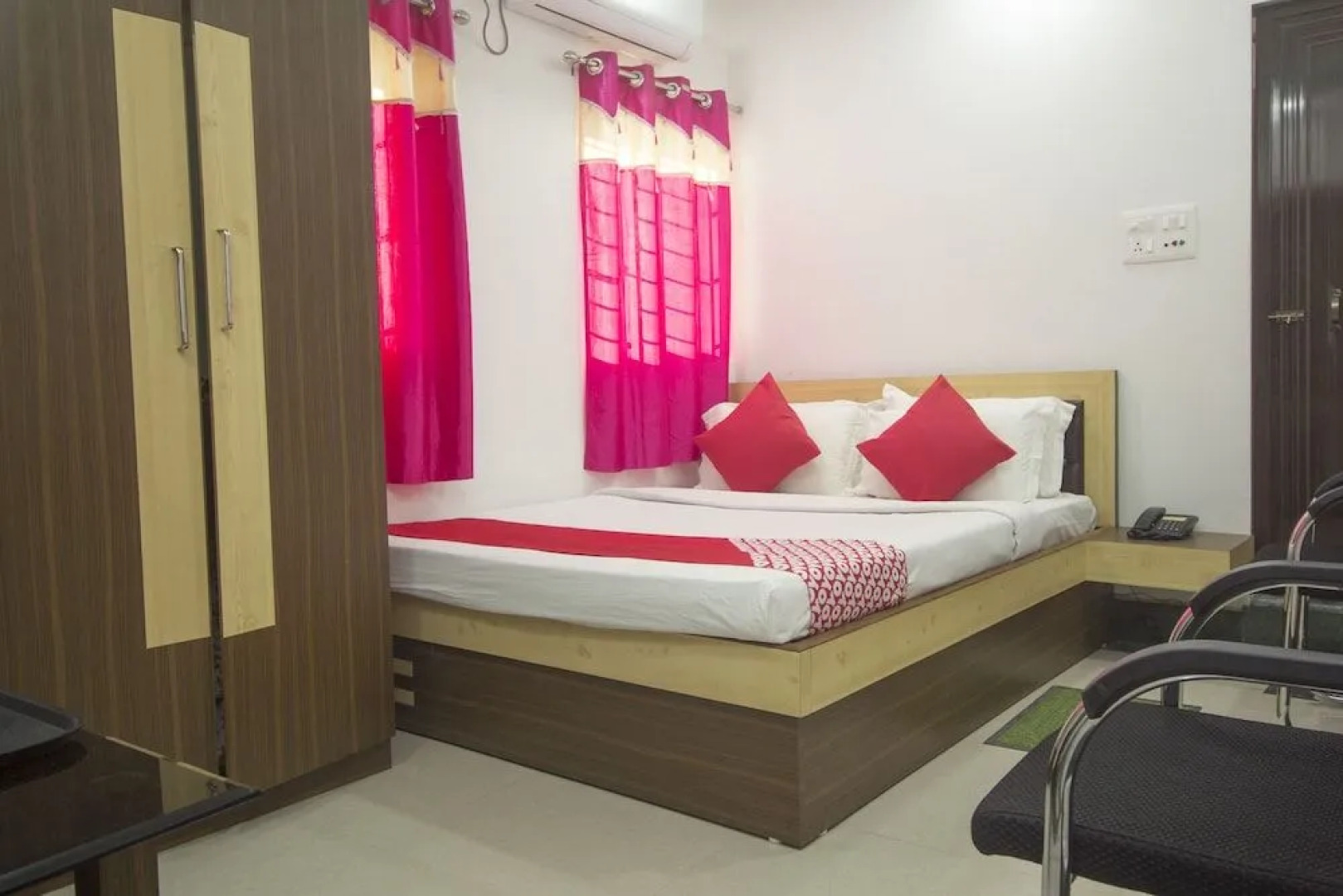 OYO 27907 Greater Kailash The Palace