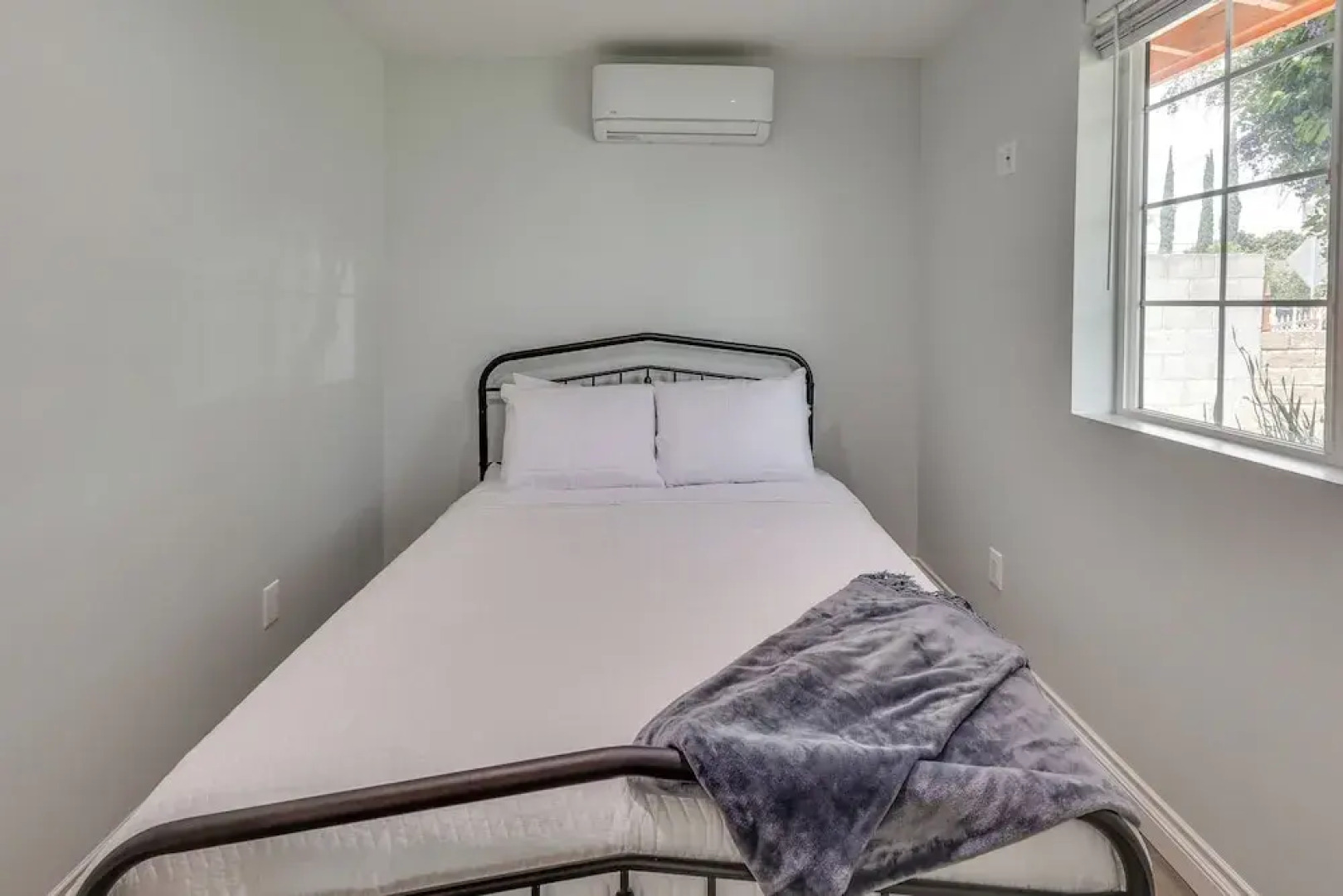 Sleek San Fernando Studio ~ 14 Mi to Universal