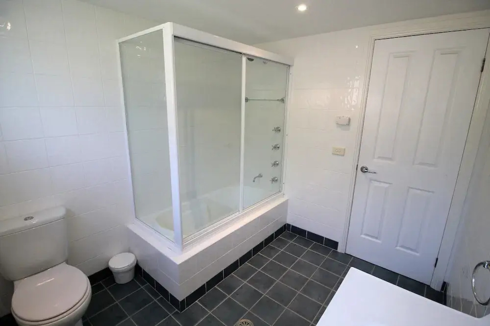 Torino 6 - Lake Jindabyne & Snowy Mountain Views