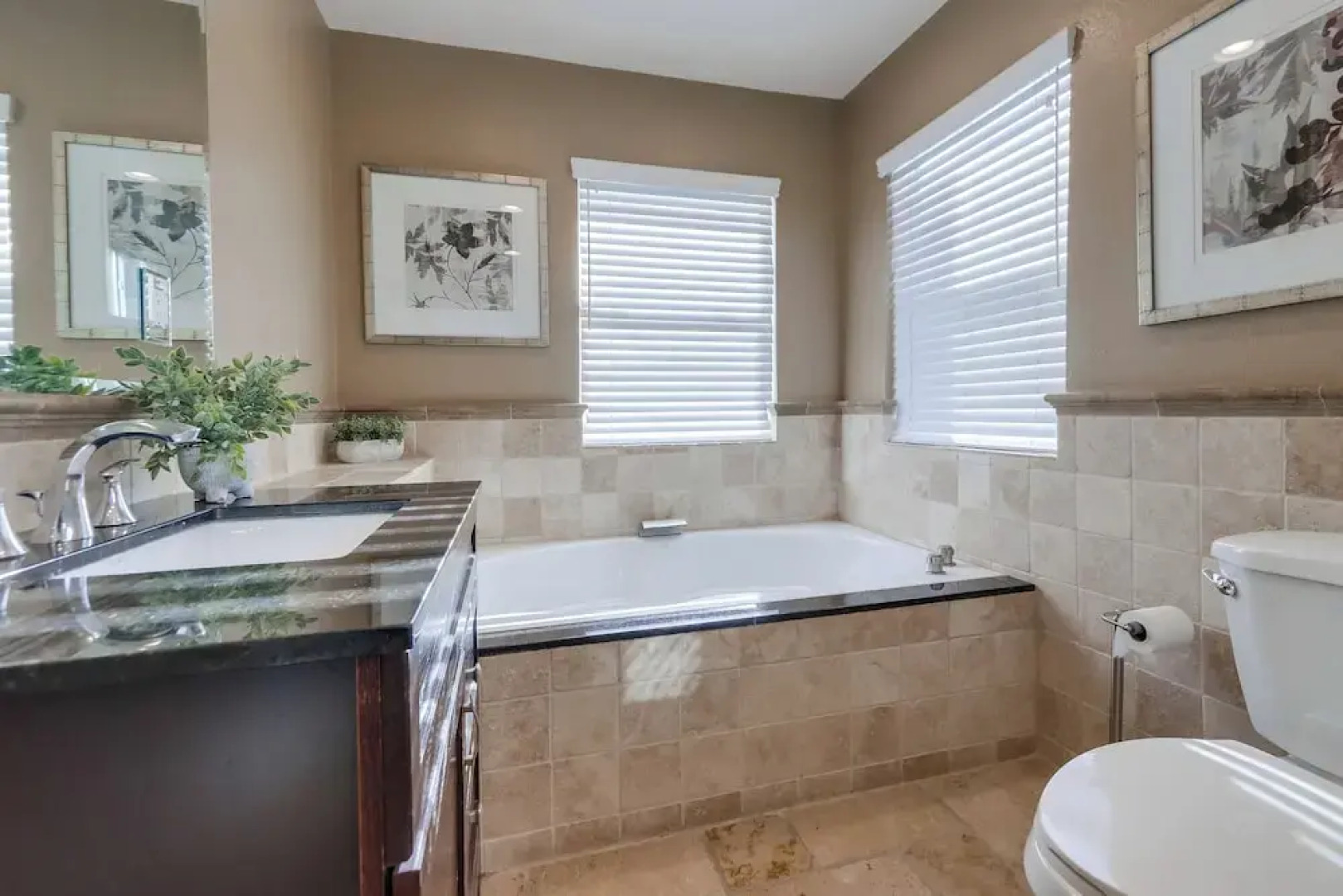 Beautiful Backyard Oasis 5 bedroom 3 Bathroom Home