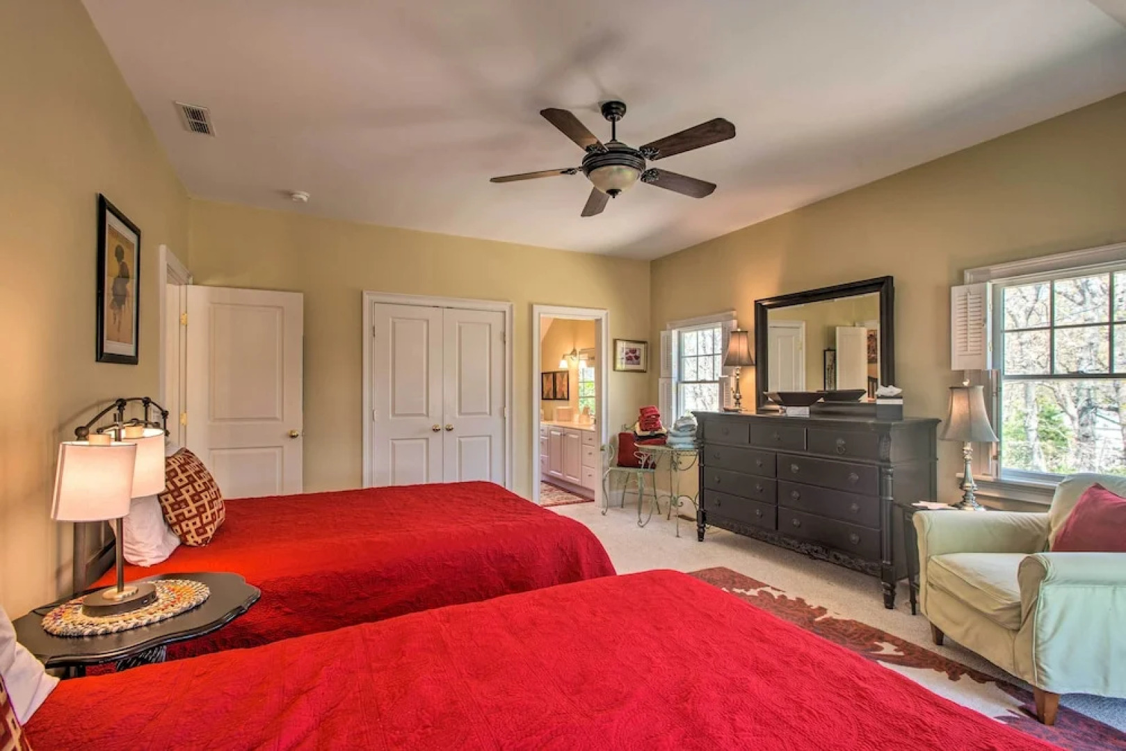 Traditional Martha's Vineyard Home w/ Porch & Yard