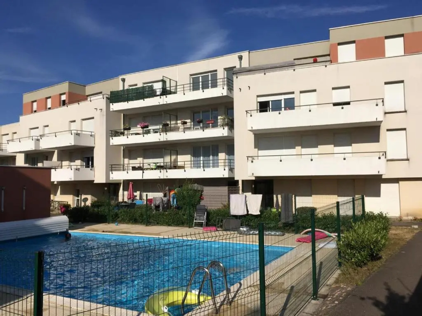 F2 rénové,lumineux avec balcon,parking et piscine
