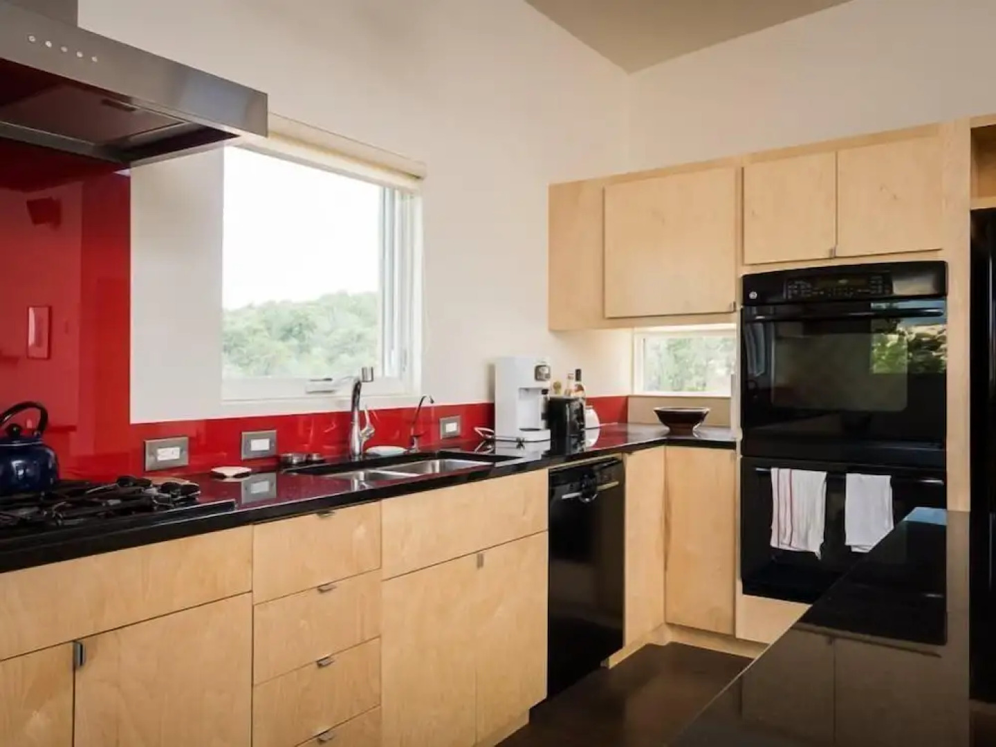 Butterfly House - Spectacular Modern Design and Mountain Views