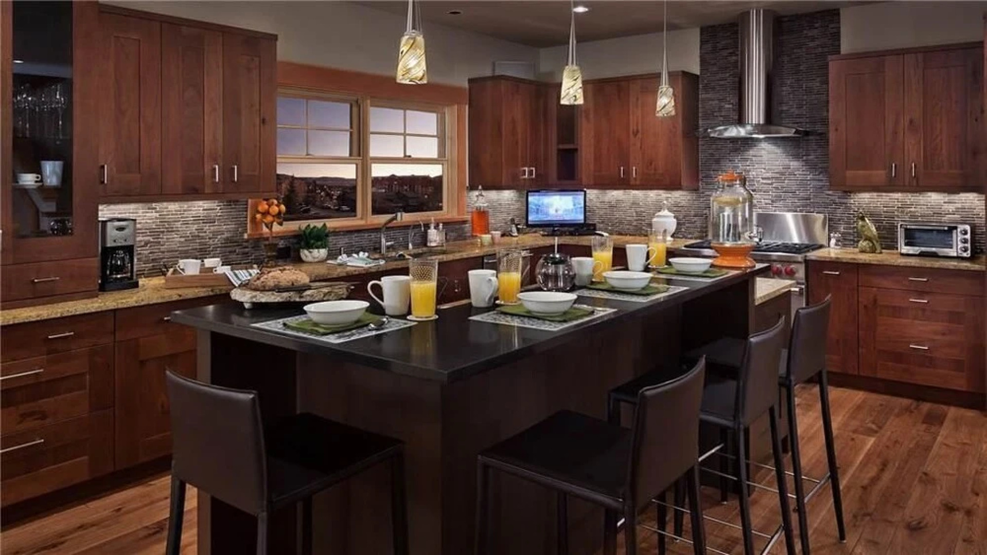 Sunshine Peak Chalet 4 BedroomHoliday home By Moving Mountains