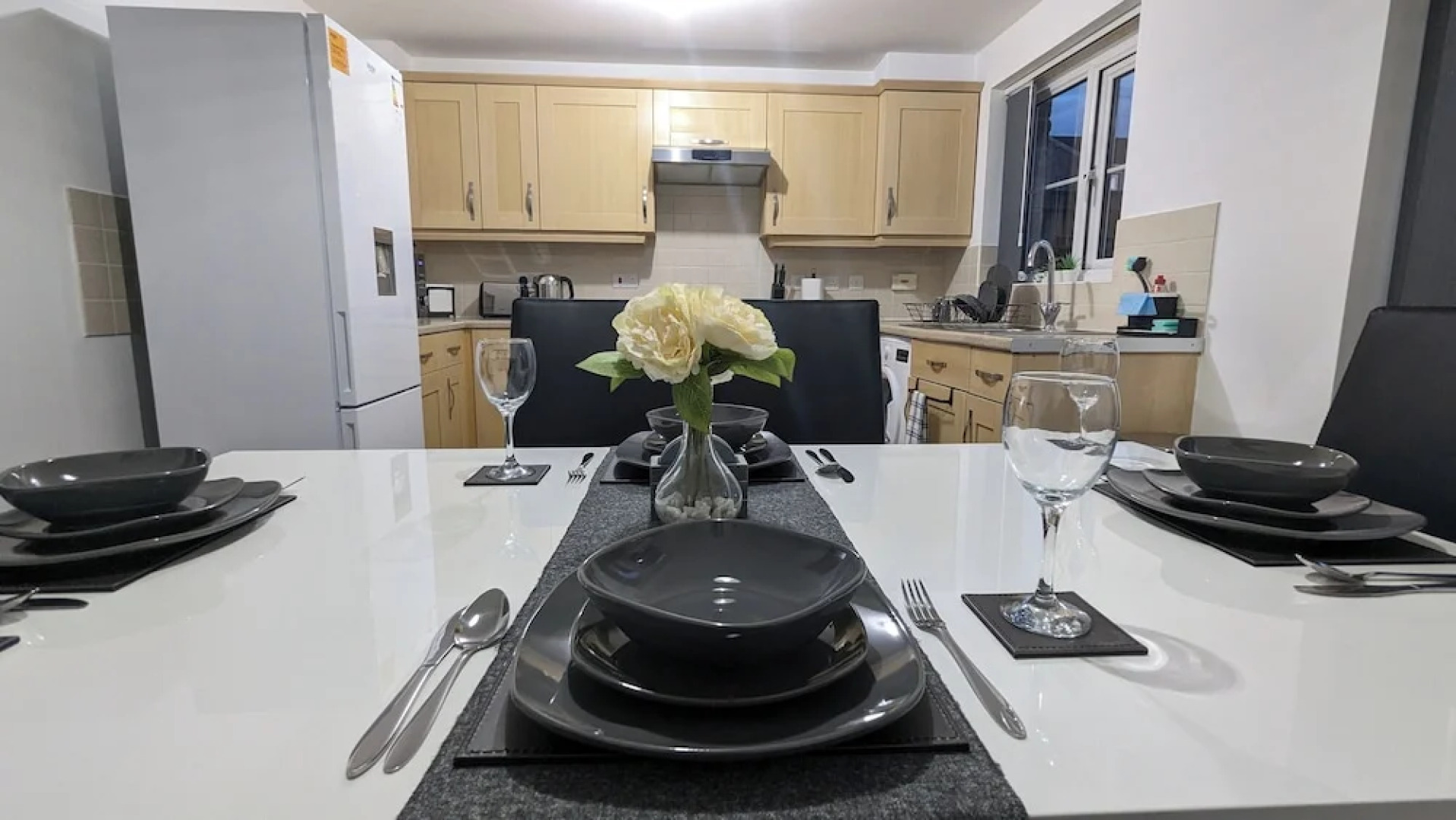 Burnley Entire House 4-bedrooms-sleeps 6-driveway