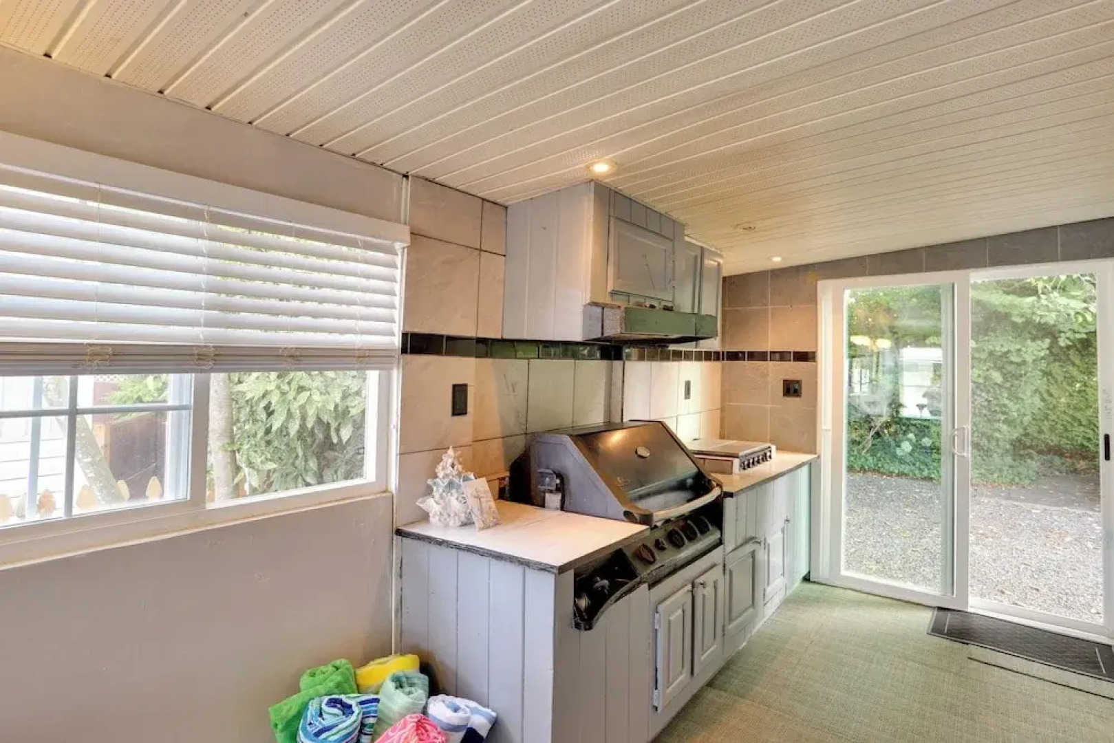 1 Mi to Birch Bay SP! Cozy Cabin w/ Pool Access