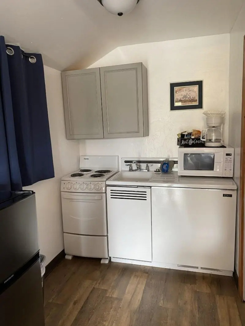 Lamplighter Cabins & Suites