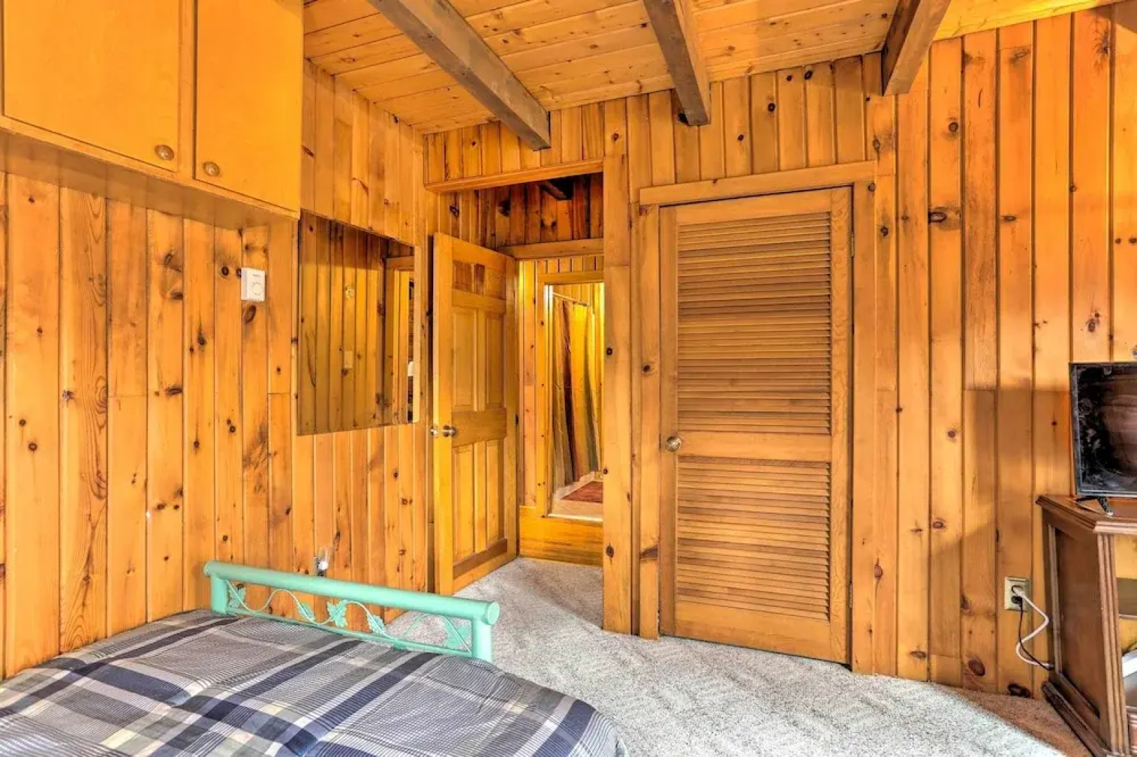 Hike + Ski: Log Cabin in East Stroudsburg!