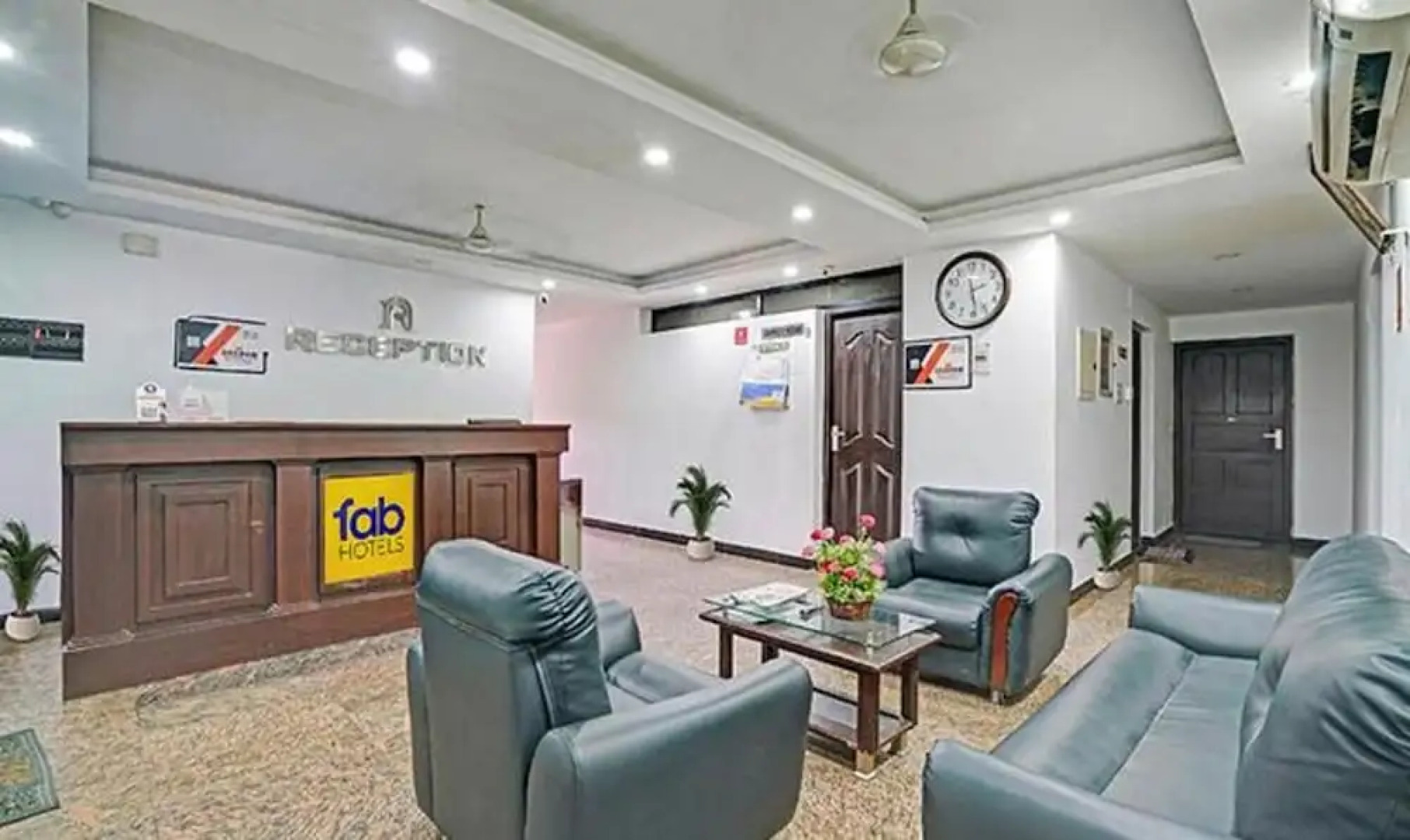 Oyo 90840 Majestic Raja Nagari