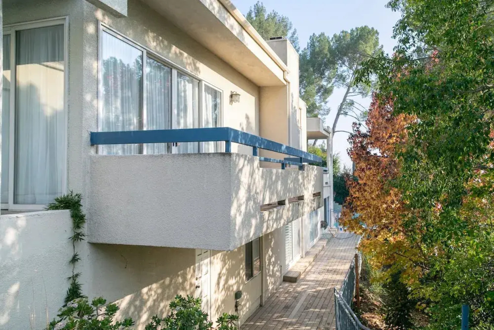 Sunny Pasadena Mansion, Sparkling Heated Pool & Projector Room!