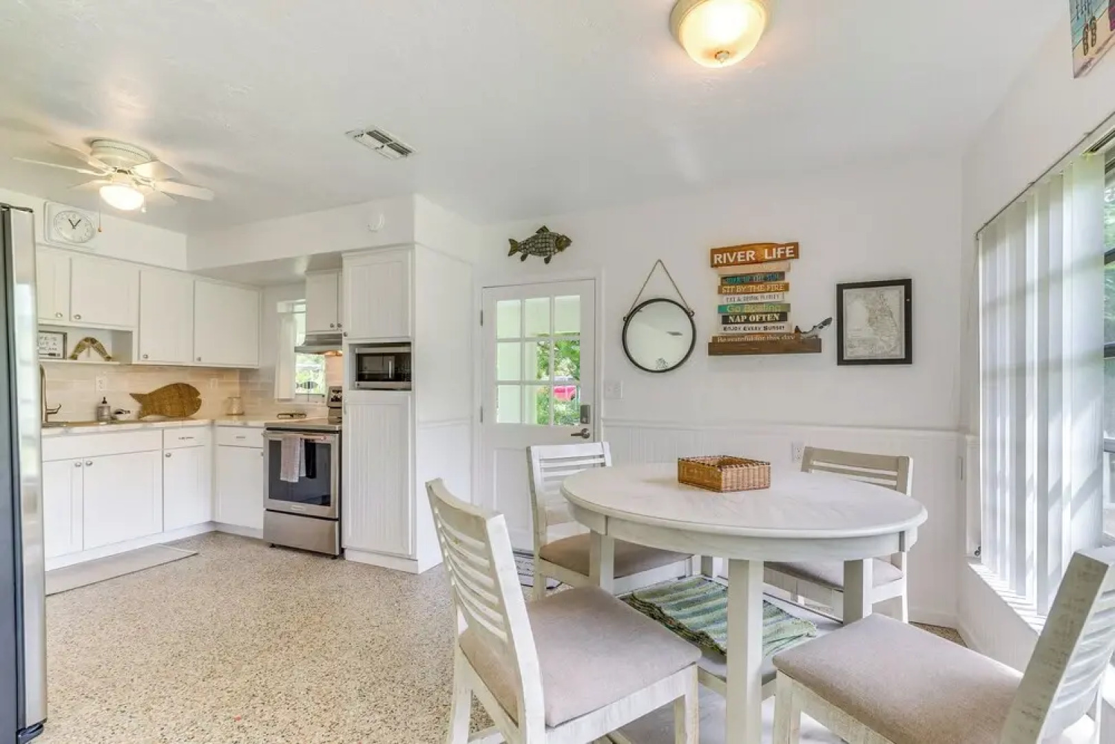 Sunny Home in Yankeetown w/ Lanai & Backyard!