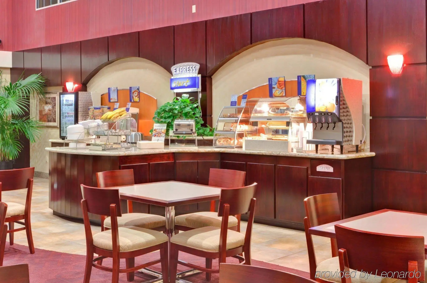 Holiday Inn Express & Suites Hollywood Walk Of Fame