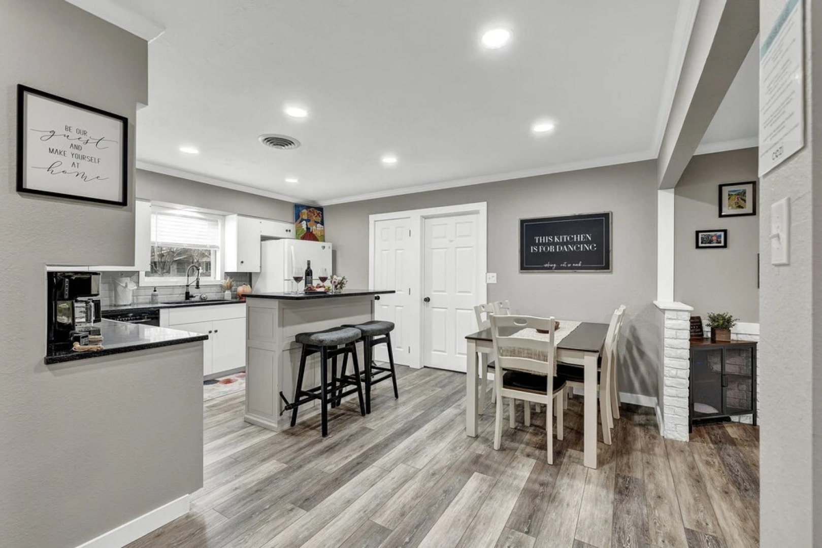 Charming Oasis Hot Tub & Fire Pit - 1mi to Dwntn