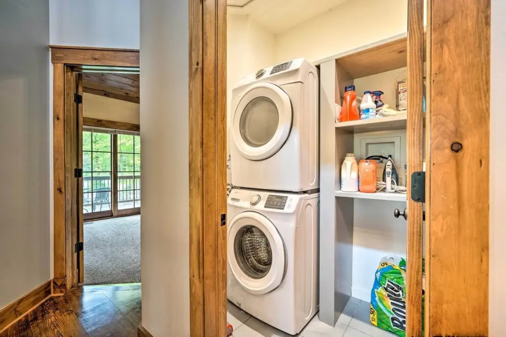 Elegant Mtn Chalet w/ Deck: 1 Mi to Mt Snow!