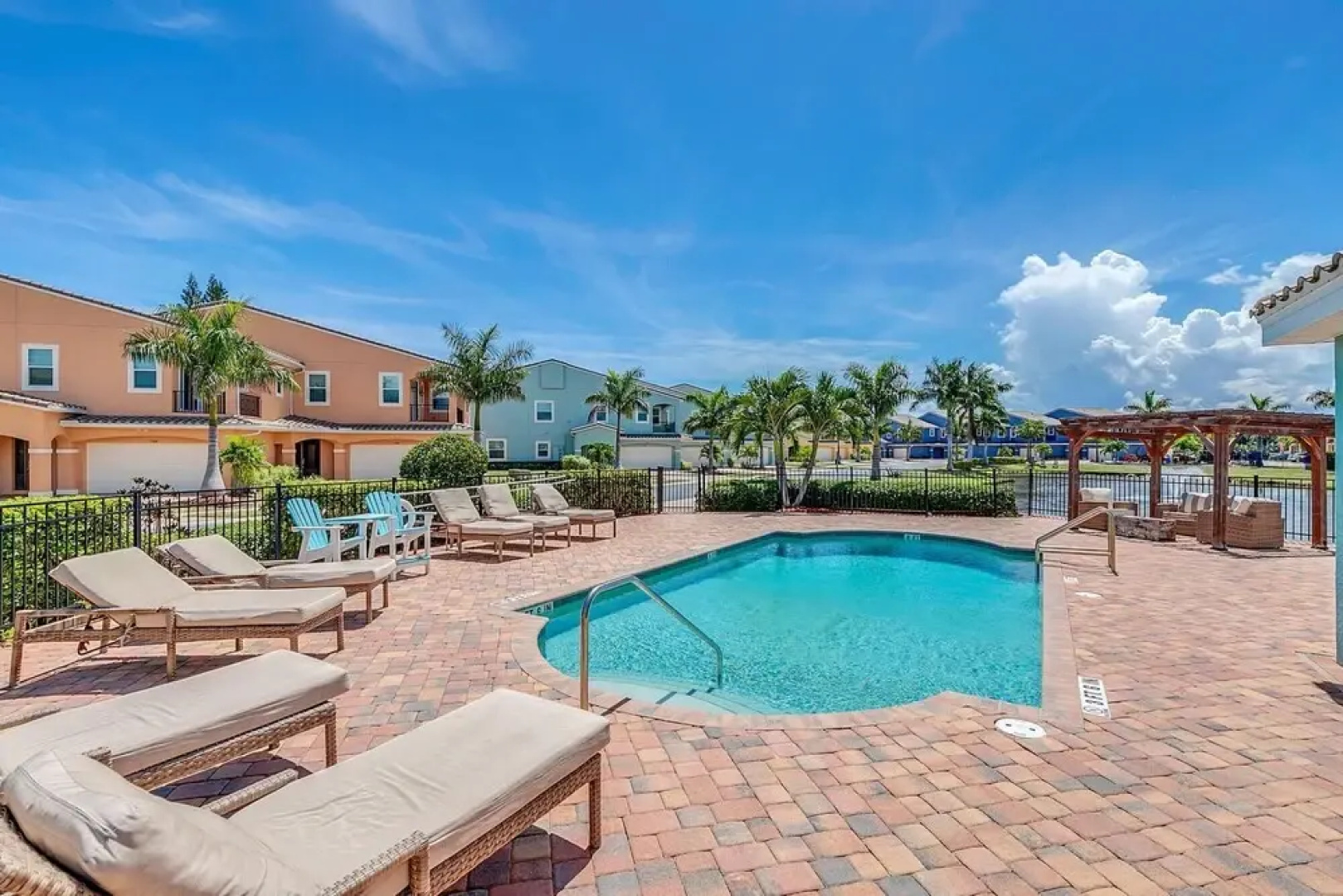 Upscale Private Home 10-min Walk to Canova Beach