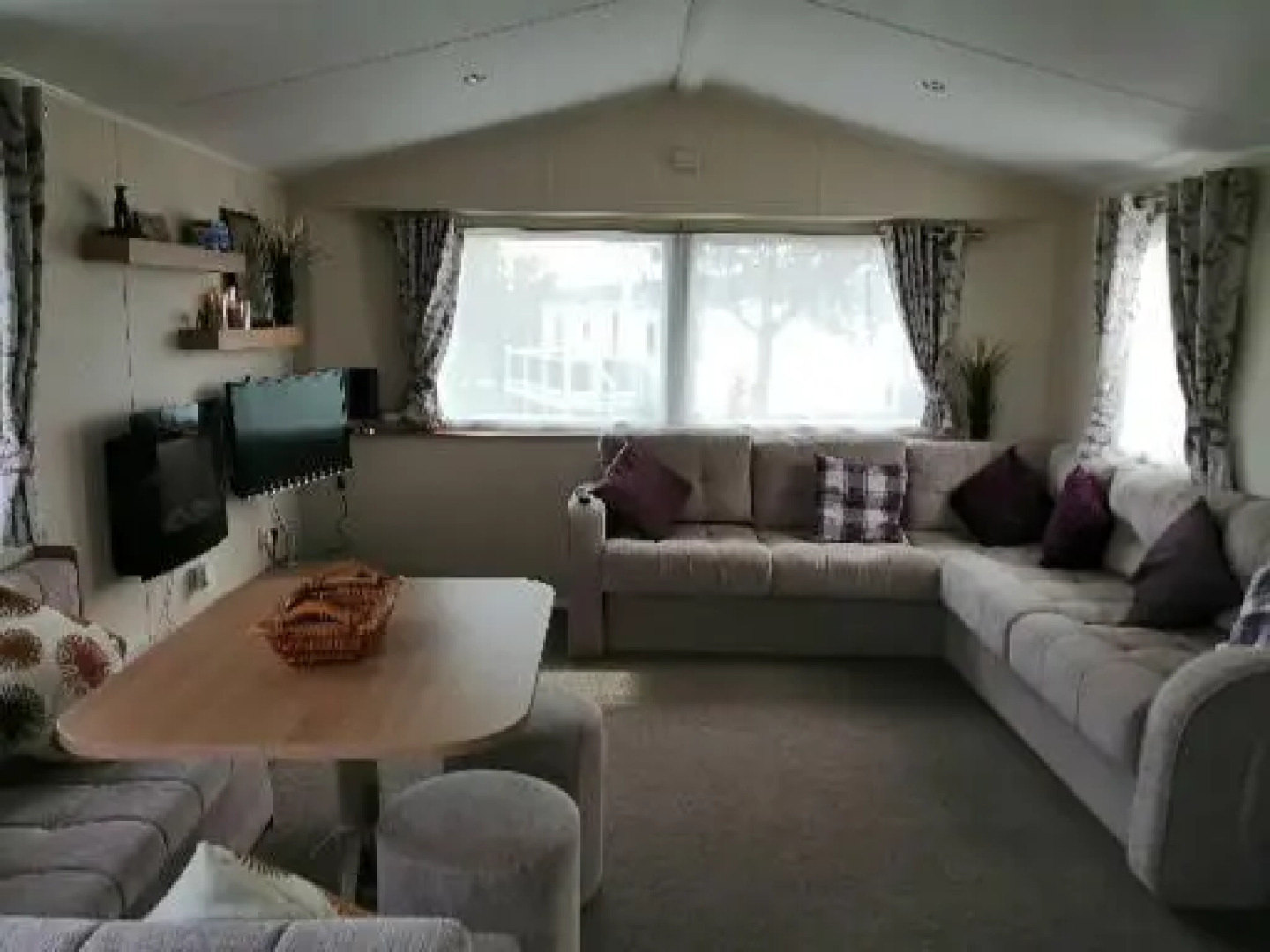 FABULOUS 4 BERTH CARAVAN FOR RENT- Dog Friendly -fees apply