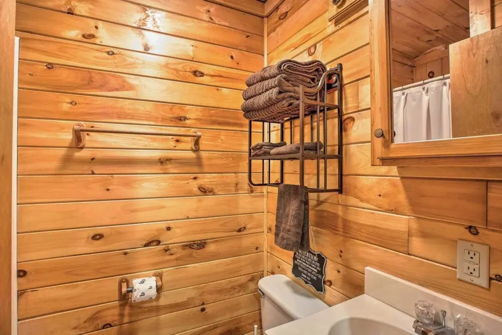 Cozy Starlight Cabin: 6 Miles to Beavers Bend!