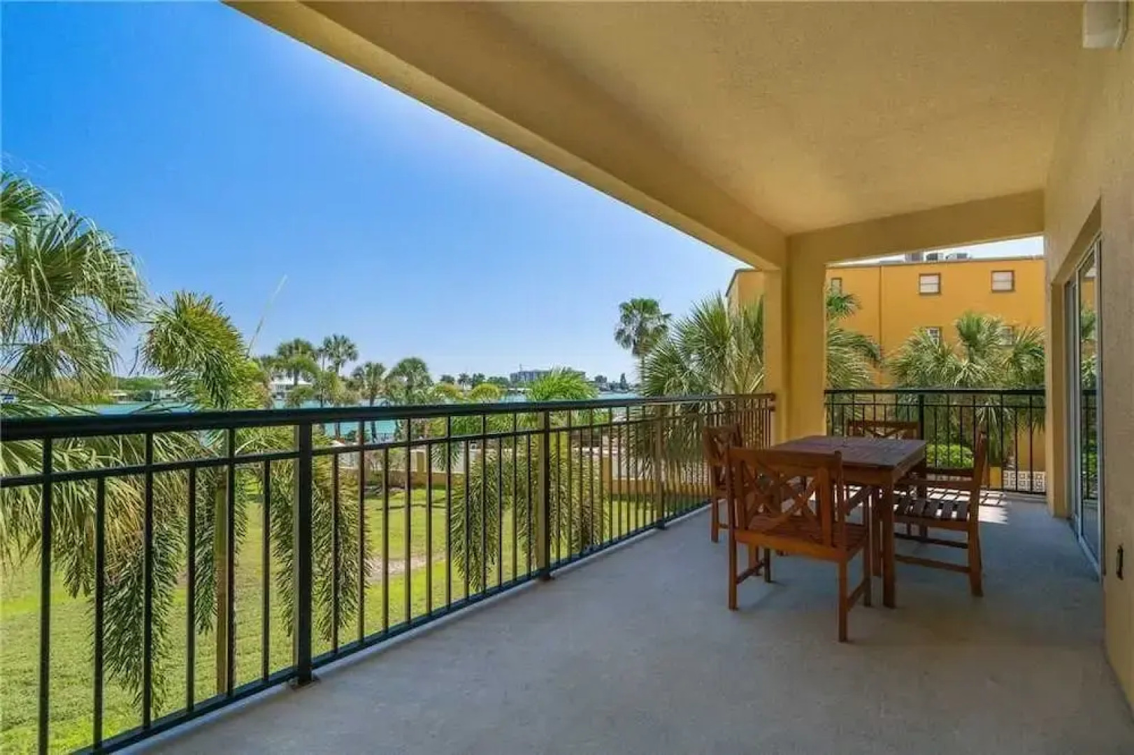 107 - Palms of Treasure Island