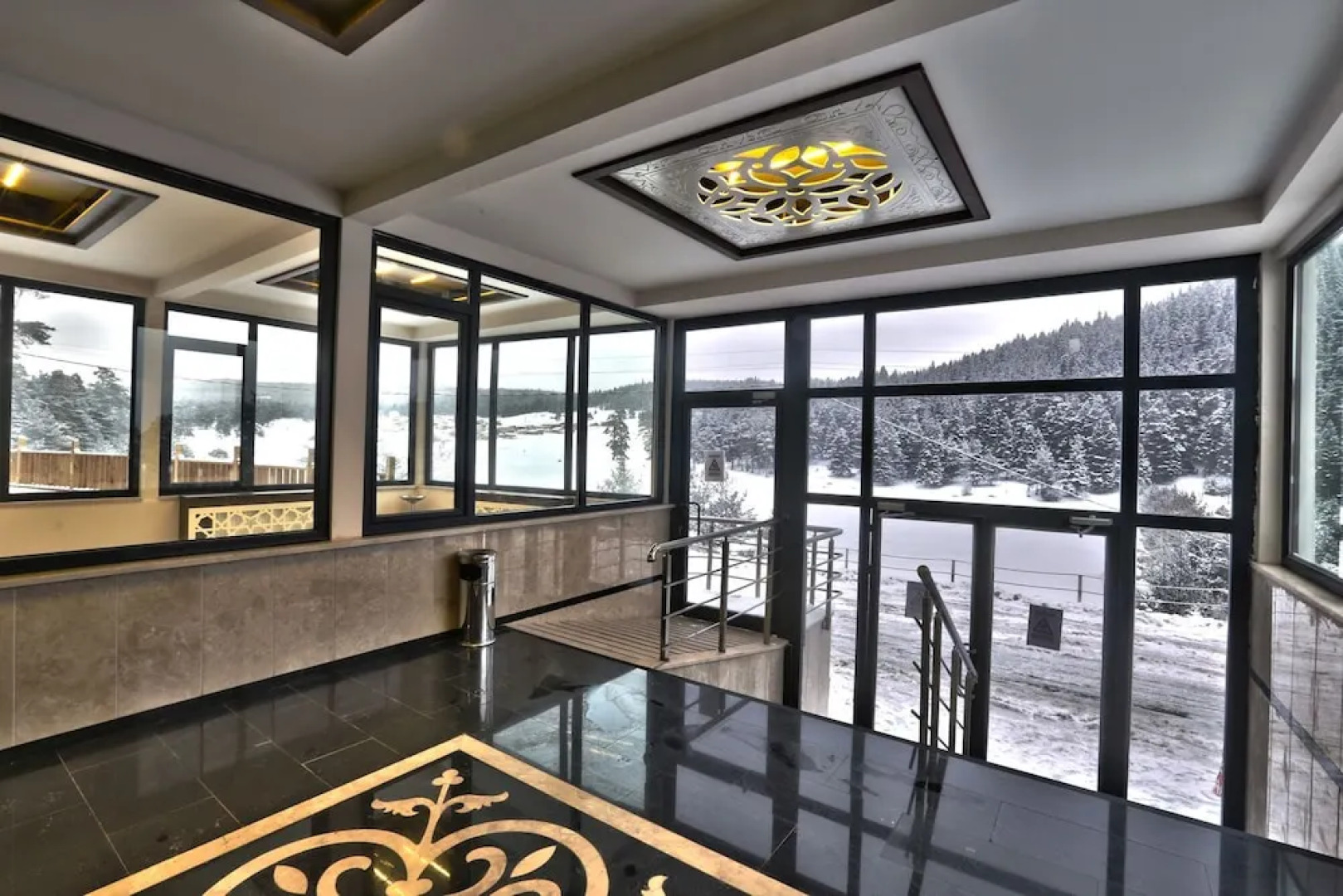 Lagoon Palace Hotel