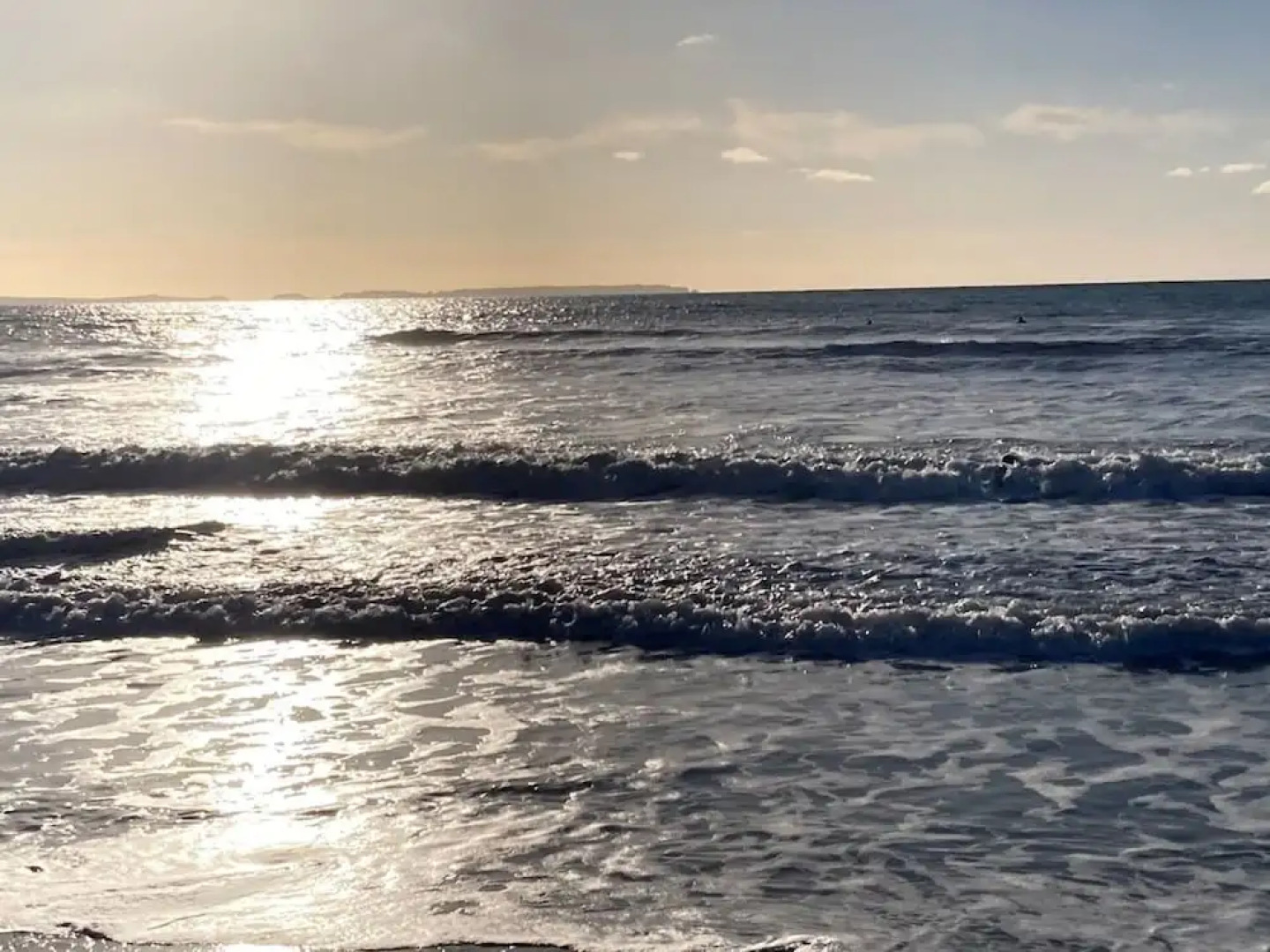 Stunning Renovated & Spacious 2 BR - 100m to Beach