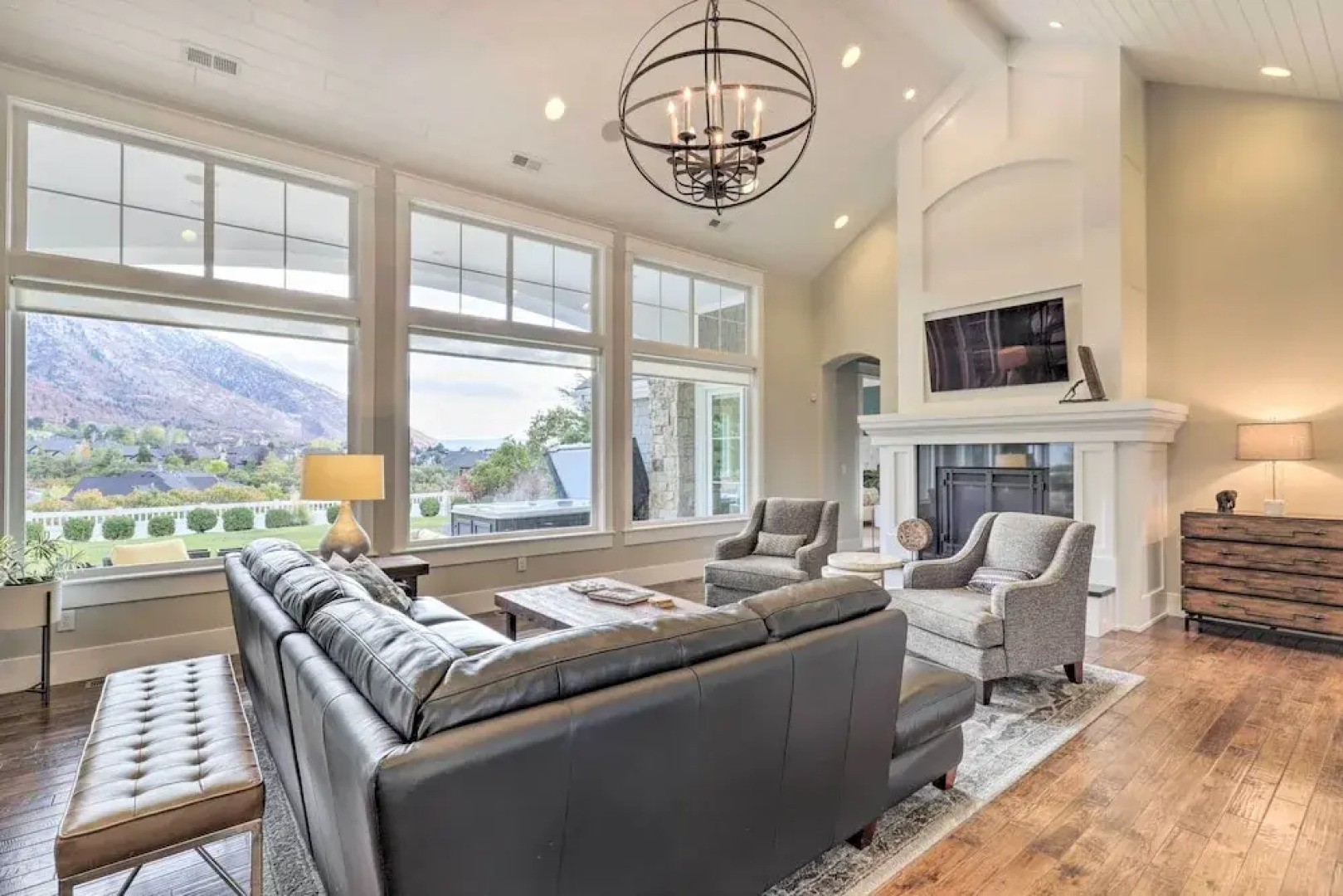 Luxe Sandy Home w/ Hot Tub: 9 Mi to Skiing!