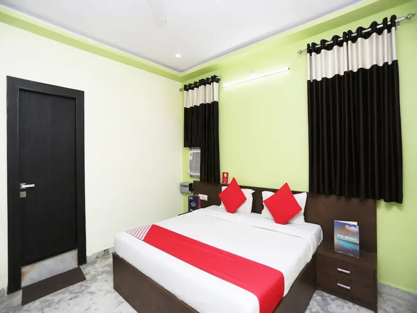 OYO 27686 Hotel Chandra Garden