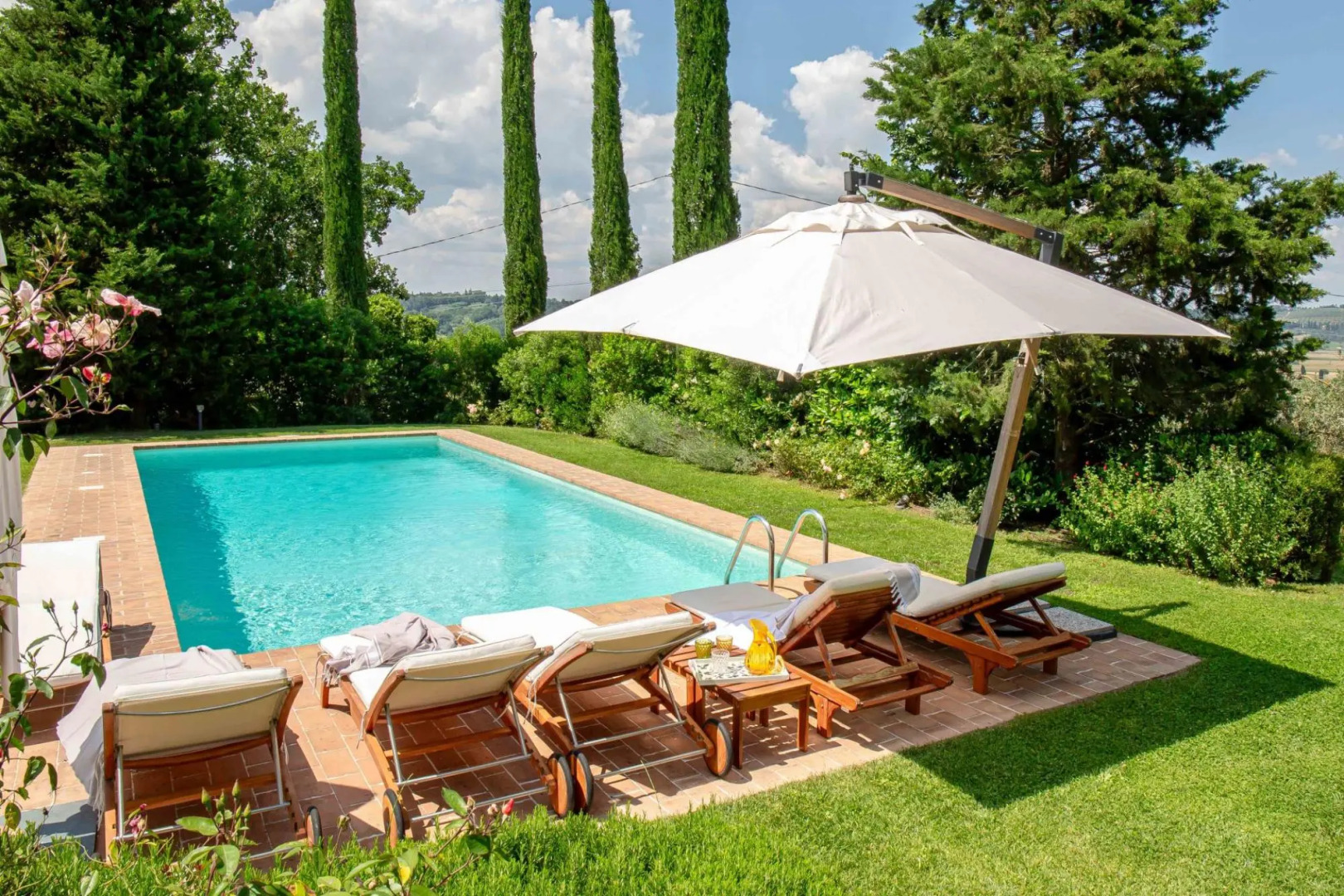 From this beautiful property, immersed in the Sienese countryside, you can enjoy sunsets with changi-Podere i Poggi