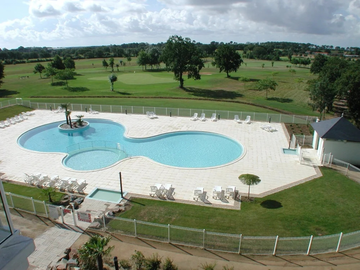 Charming apartment with dishwasher located at a golf course