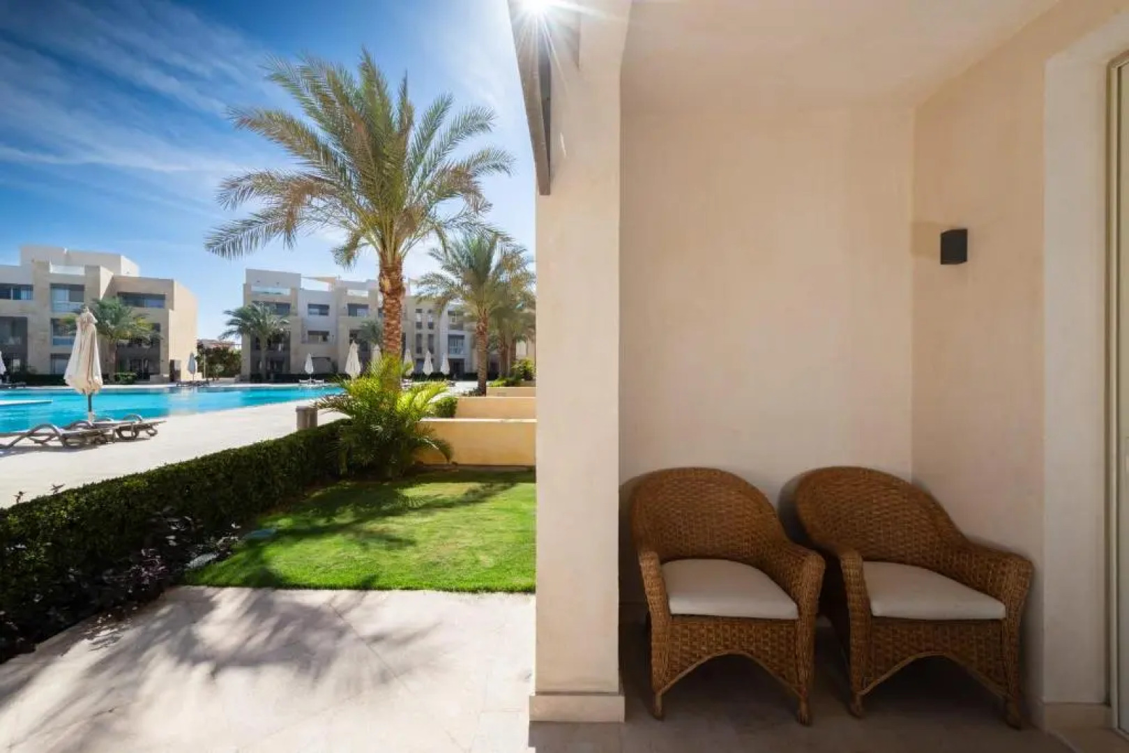 Jazzy 1BDR w Outdoor Pool View Terrace Free Pool & Beach Access