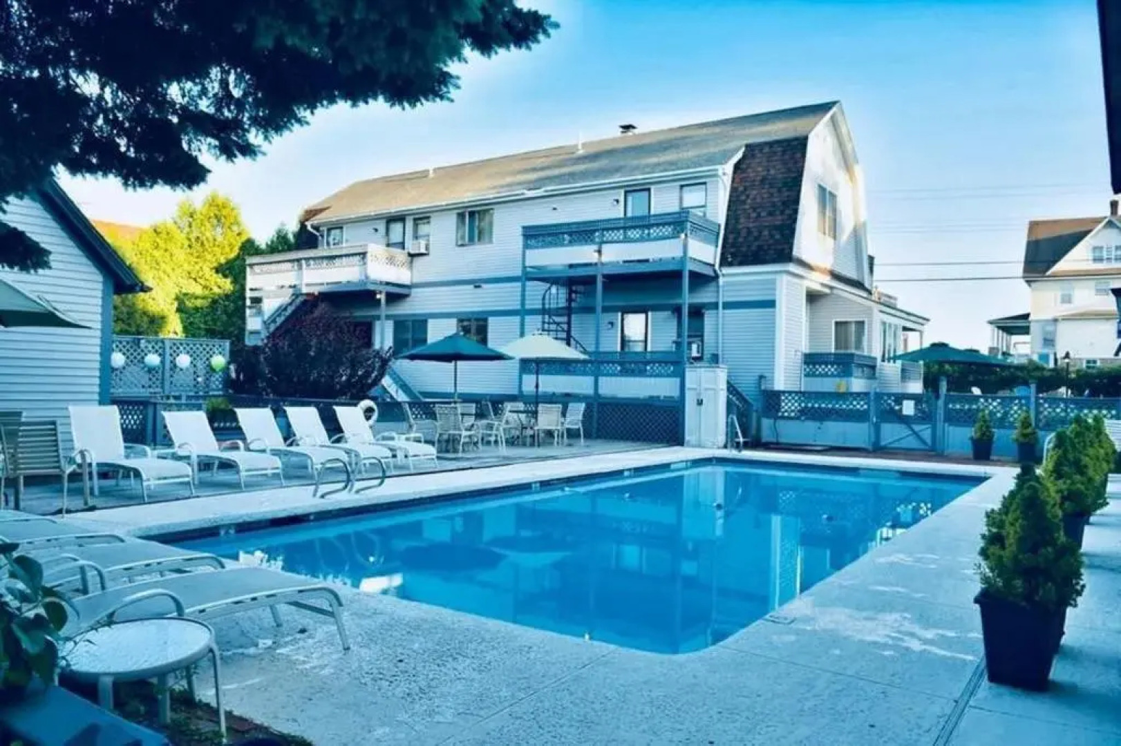 The Lighthouse Inn & Suites