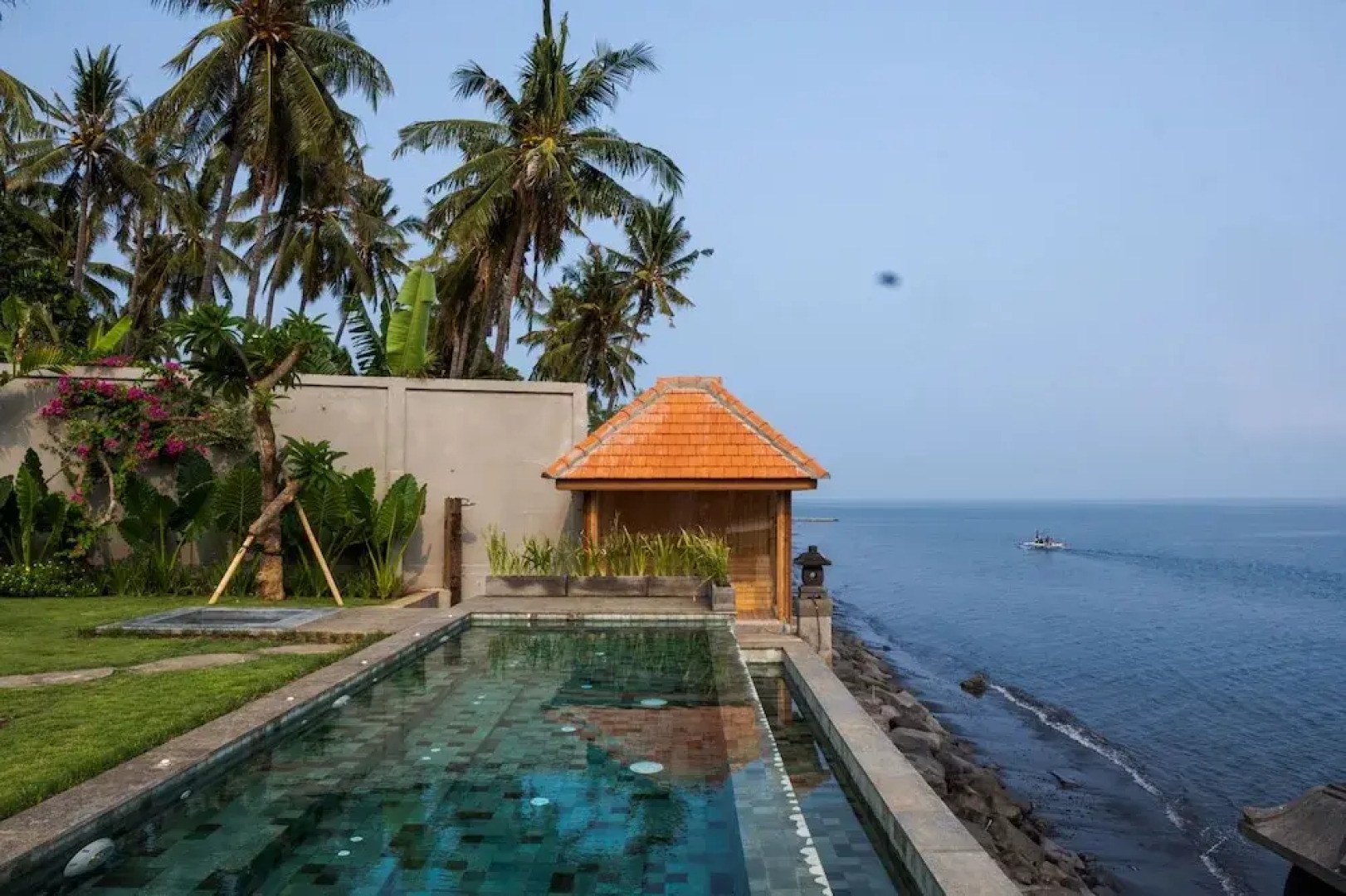 Seaside Oceana Suites by Mahaprana