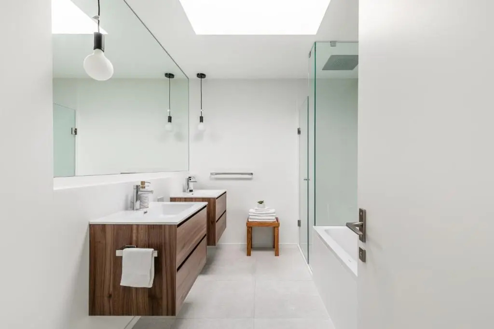 Modern Lakeside House in The Beaches