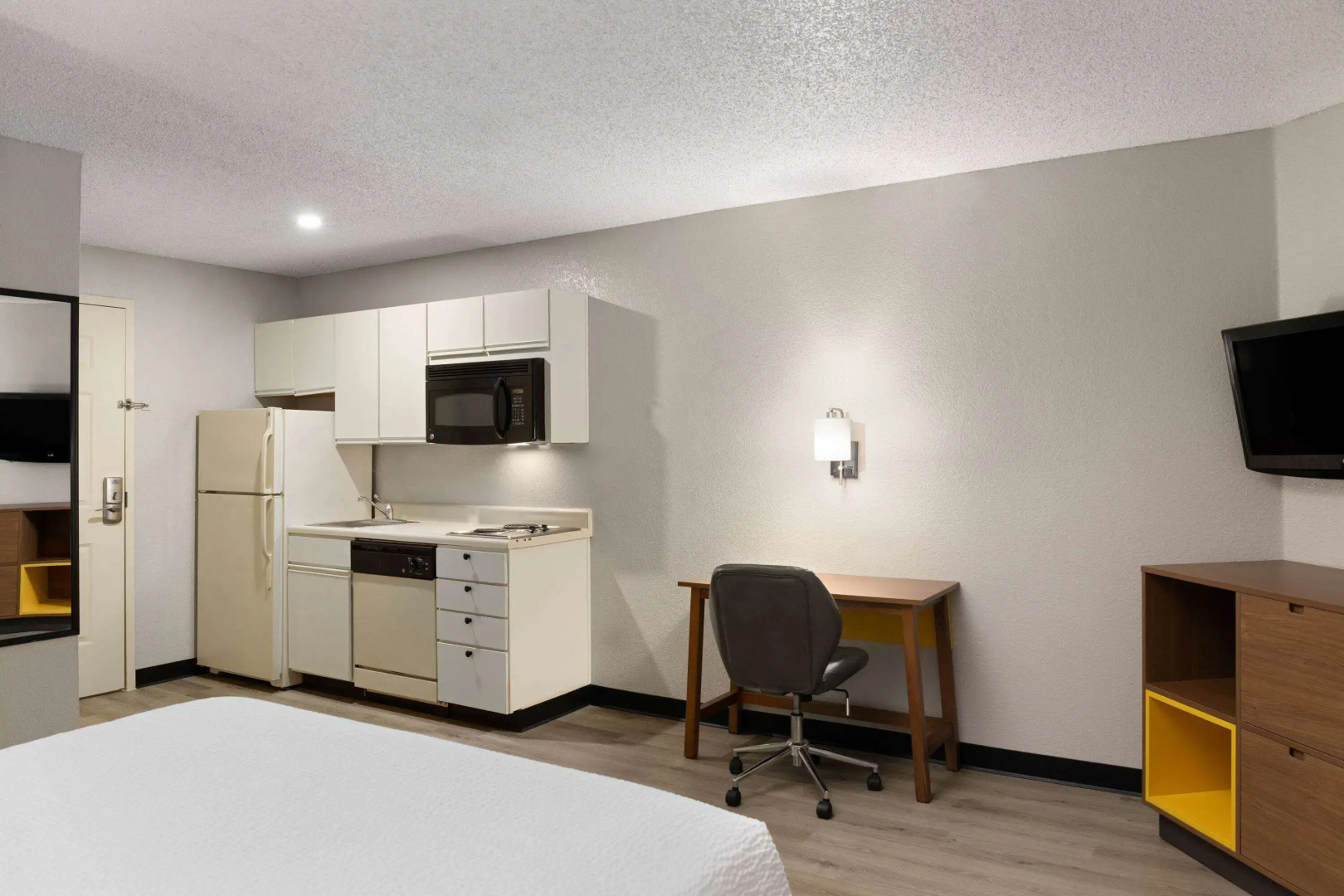 Days Inn & Suites by Wyndham Green Bay WI.