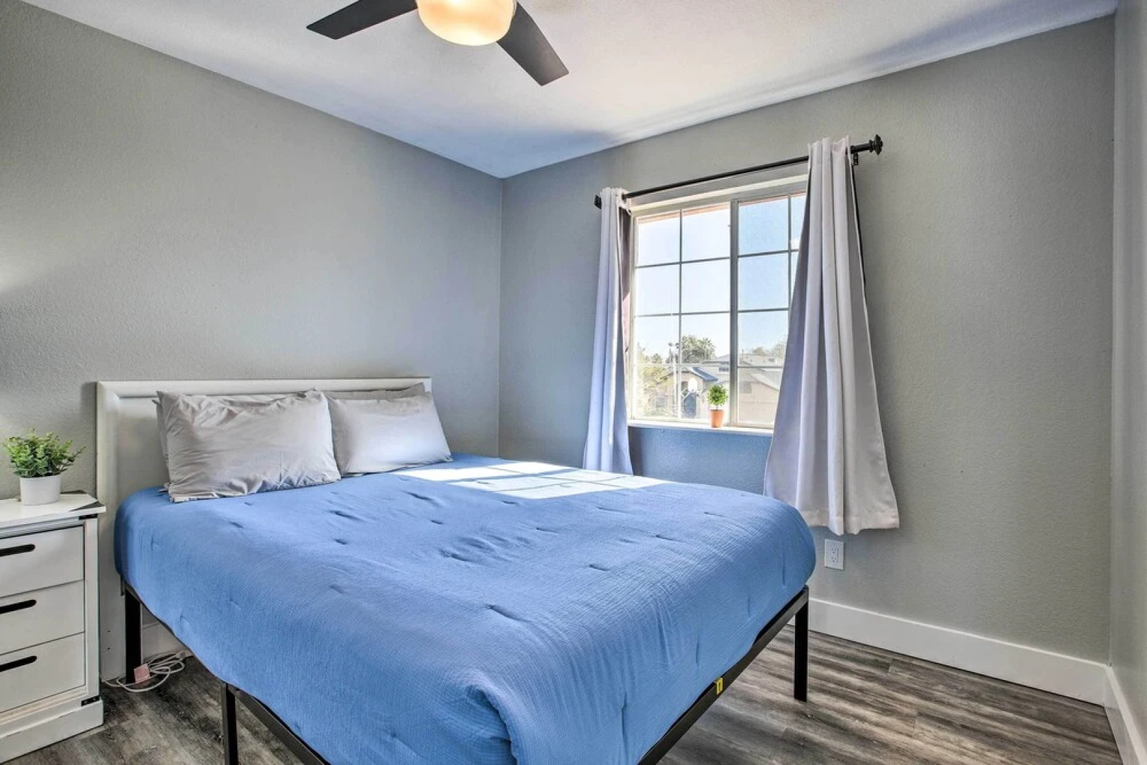 1 Mi to State Farm Stadium: Home w/ Pool & Grill!