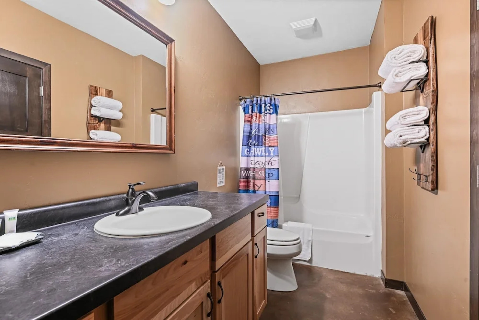 Tranquil Lakefront Oasis - Fire Pit Fishing BBQ