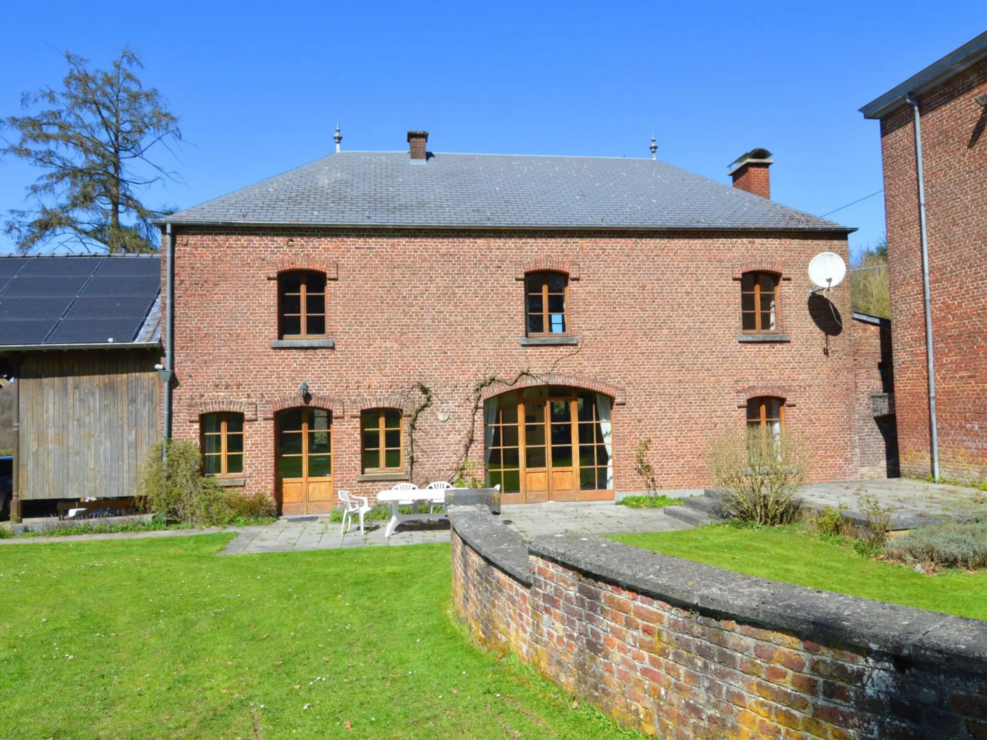Cottage With Tennis Court