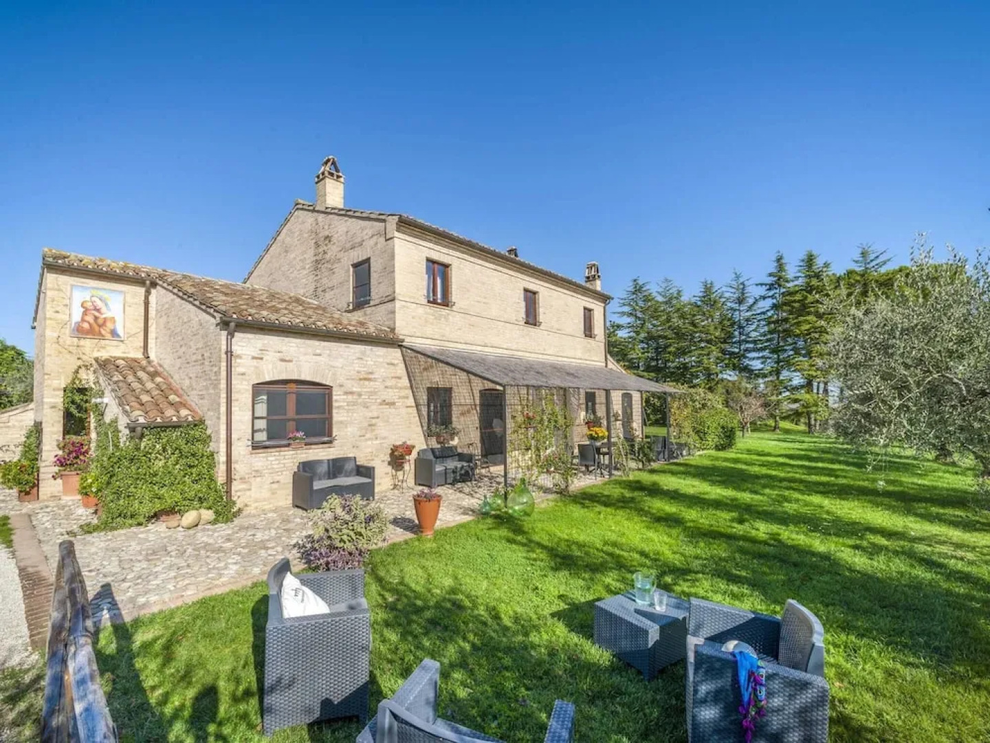 Lavish Home in Fermo With Pool