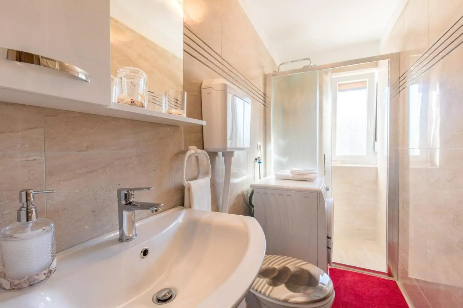 Apartment Doris, Nenadici