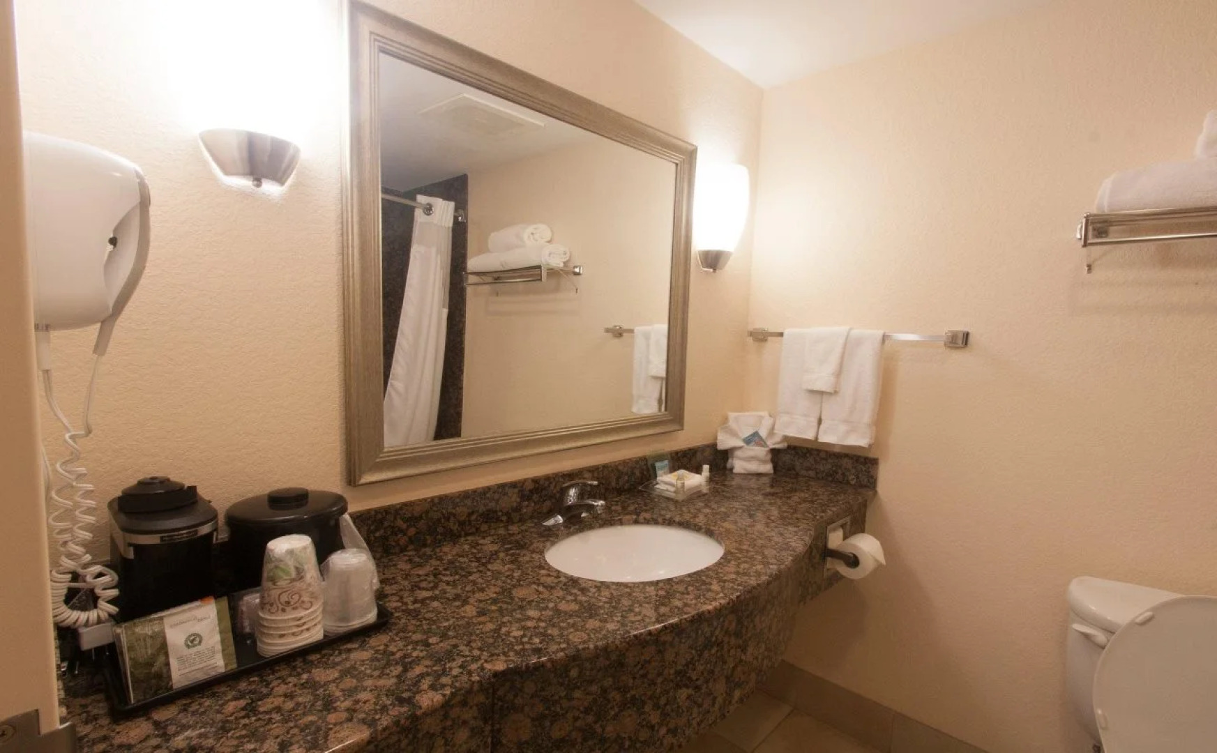 Delta Hotels by Marriott Huntington Mall