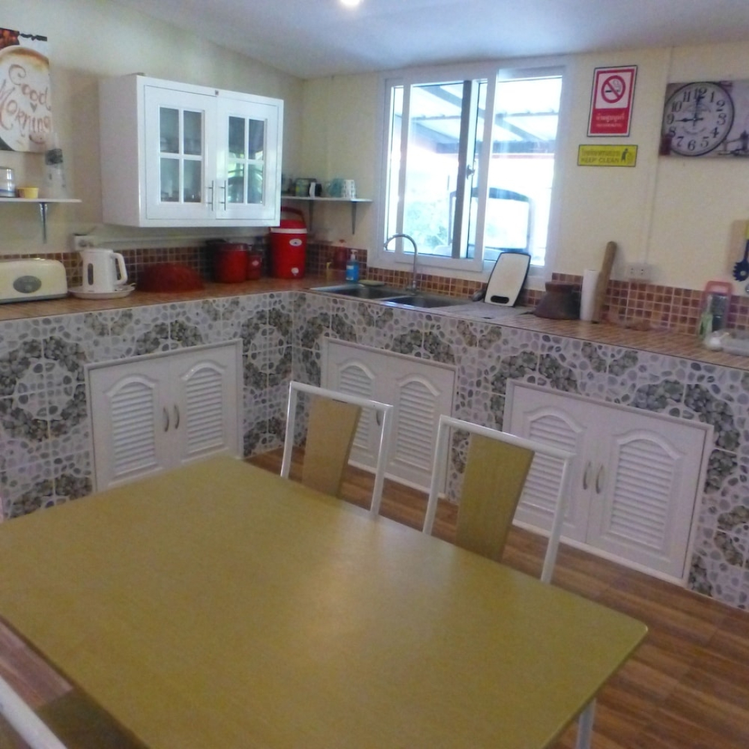 2 Double Bedroom Pool Apartment With Extensive Kitchen Dining Room Wi-fi Aircon