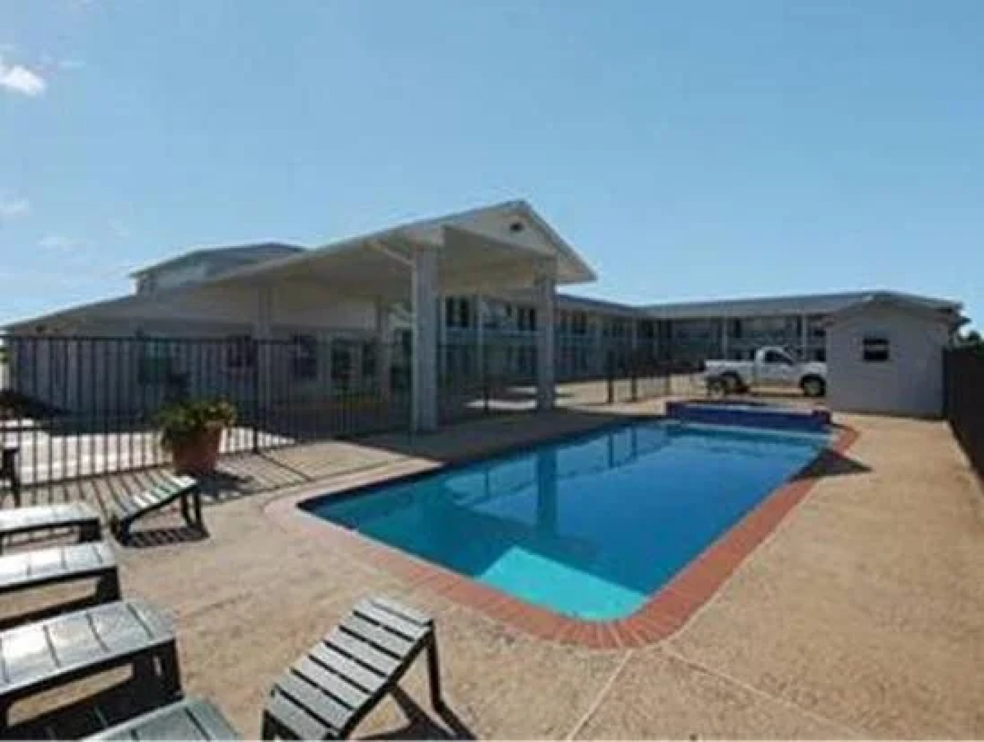 Summit Inn & Suites - Hempstead