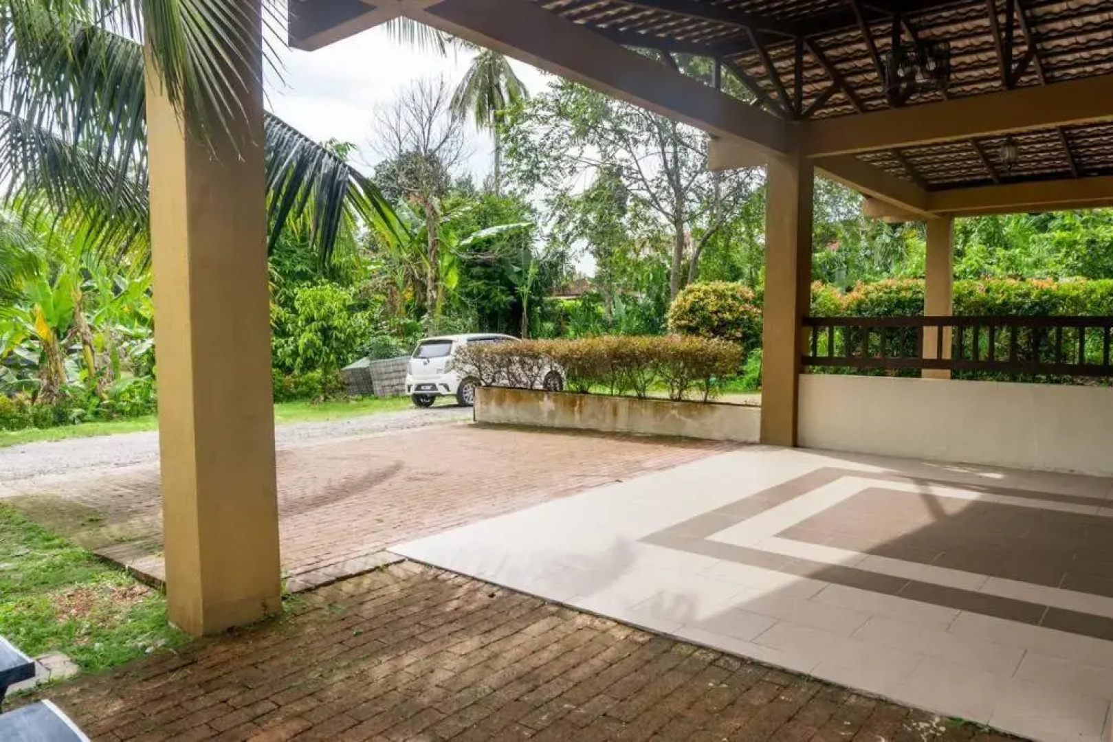 2 Storey Semi-D Homestay Nilai and KLIA, F1 Sepang with Pool