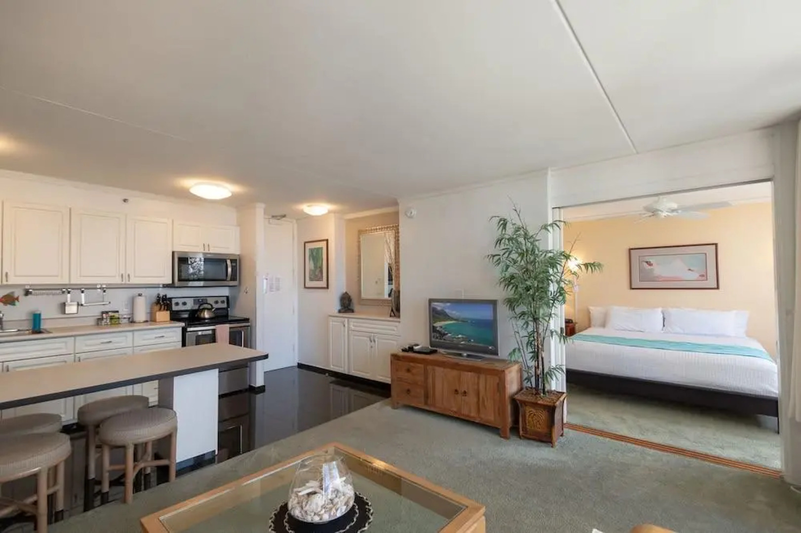 Waikiki Banyan - Partial Ocean View Tower 2 Suite 1204