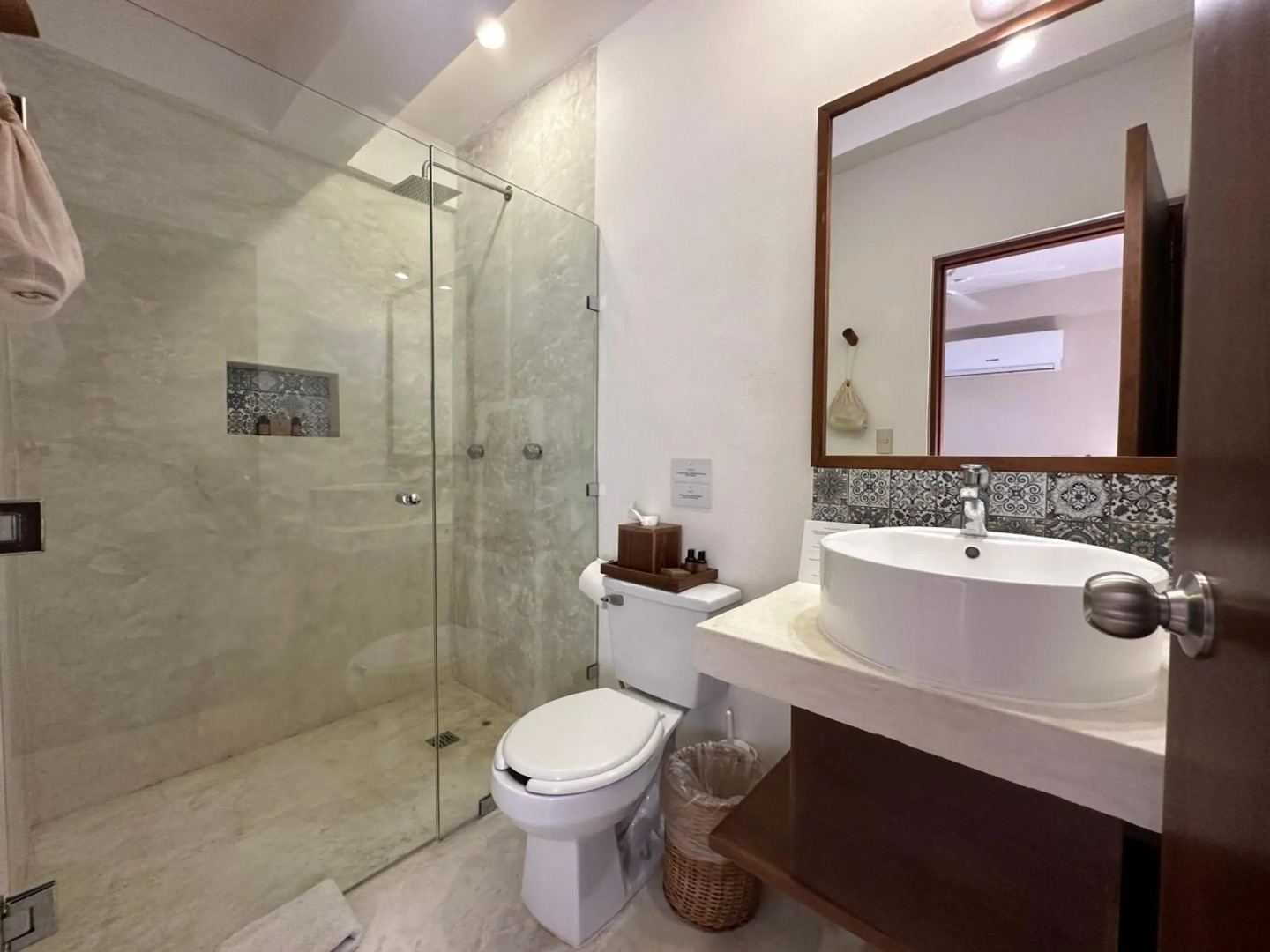 Noah Beach Hotel & Suites