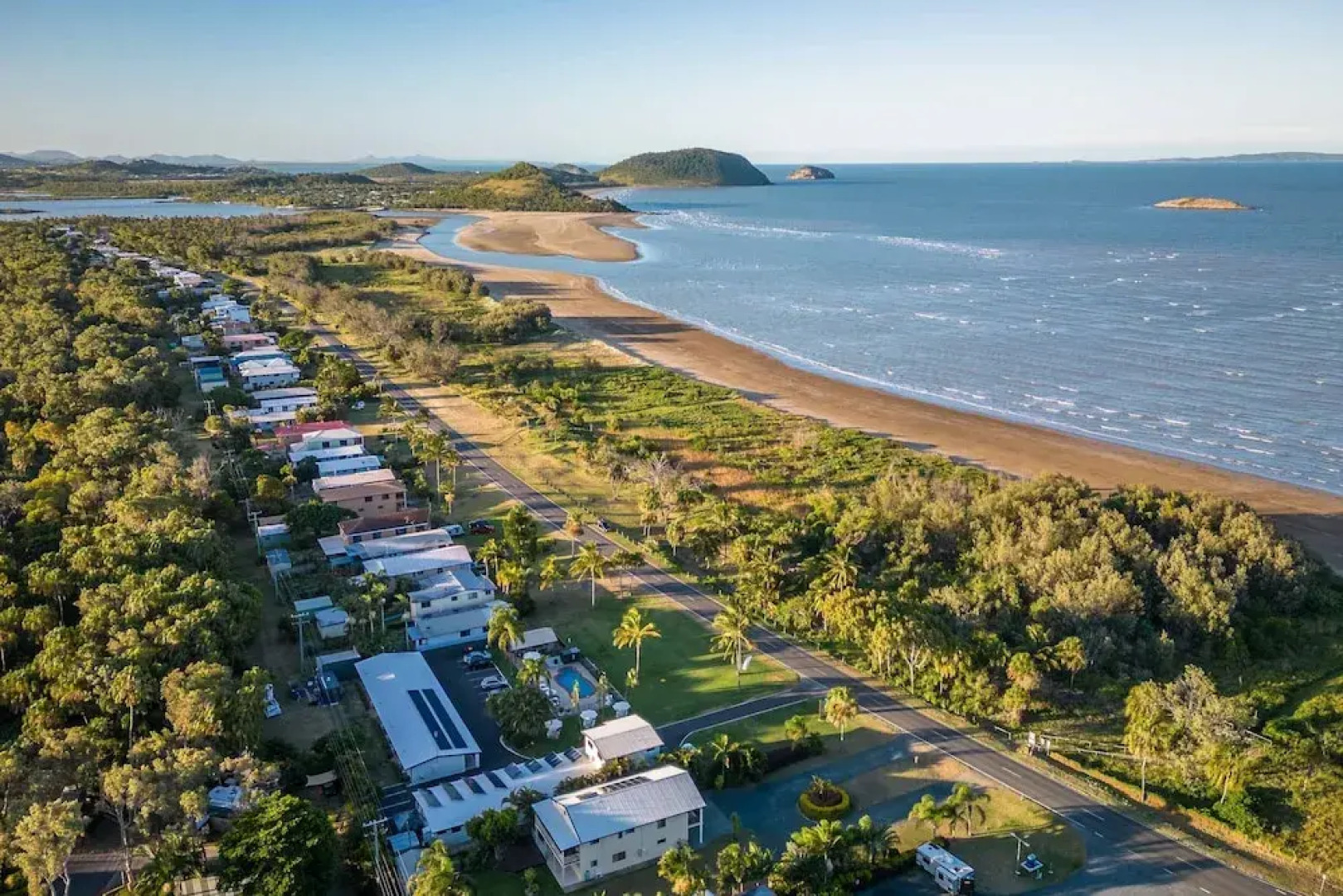 Kinka Palms Beachfront Apartments / Motel